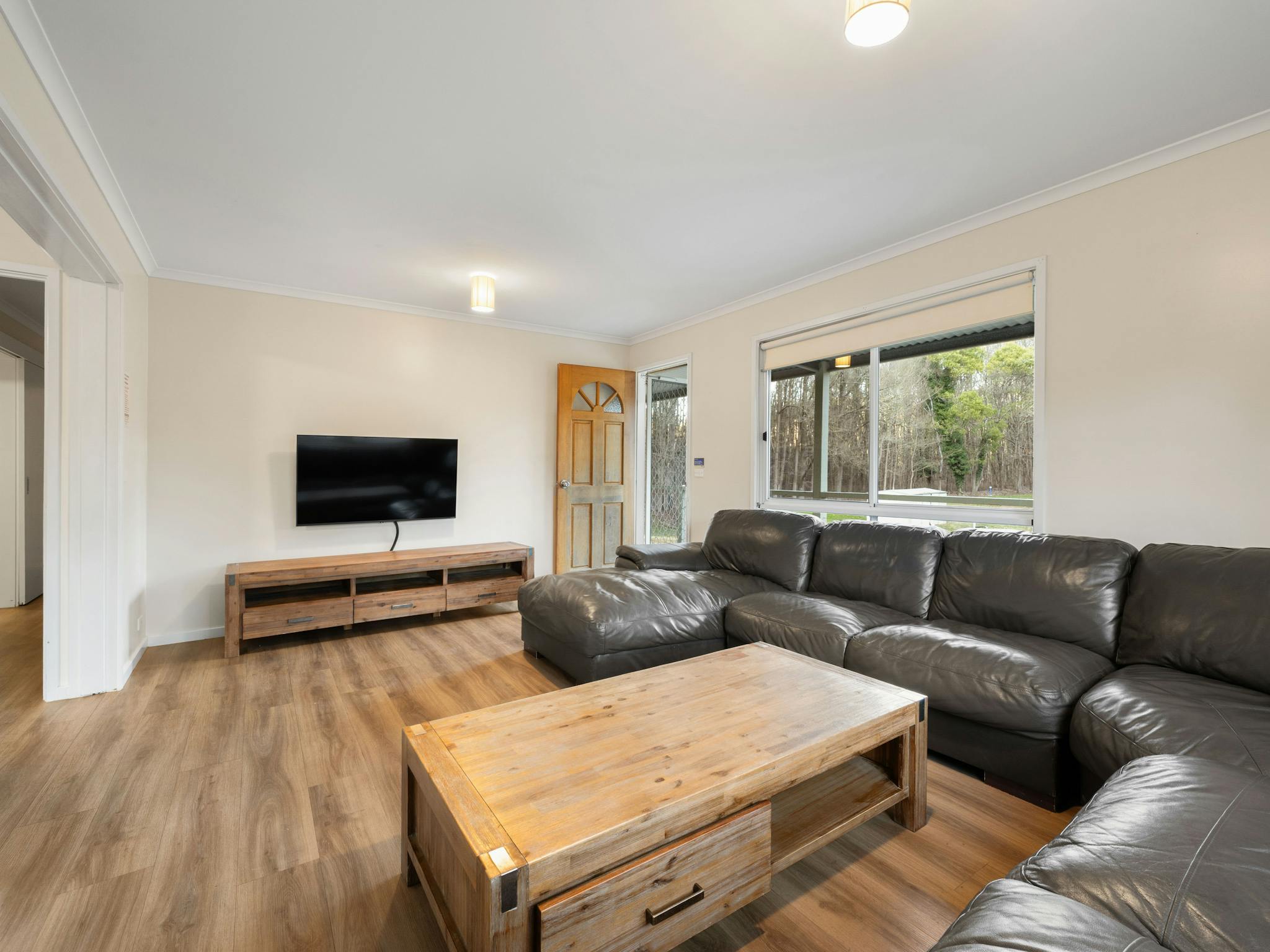 Loungeroom.