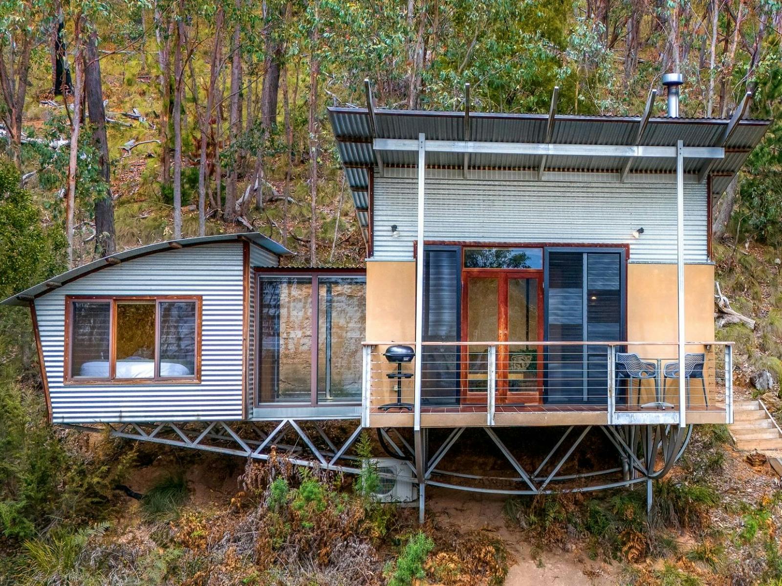Bush Treehouse surrounded by bush and wildlife