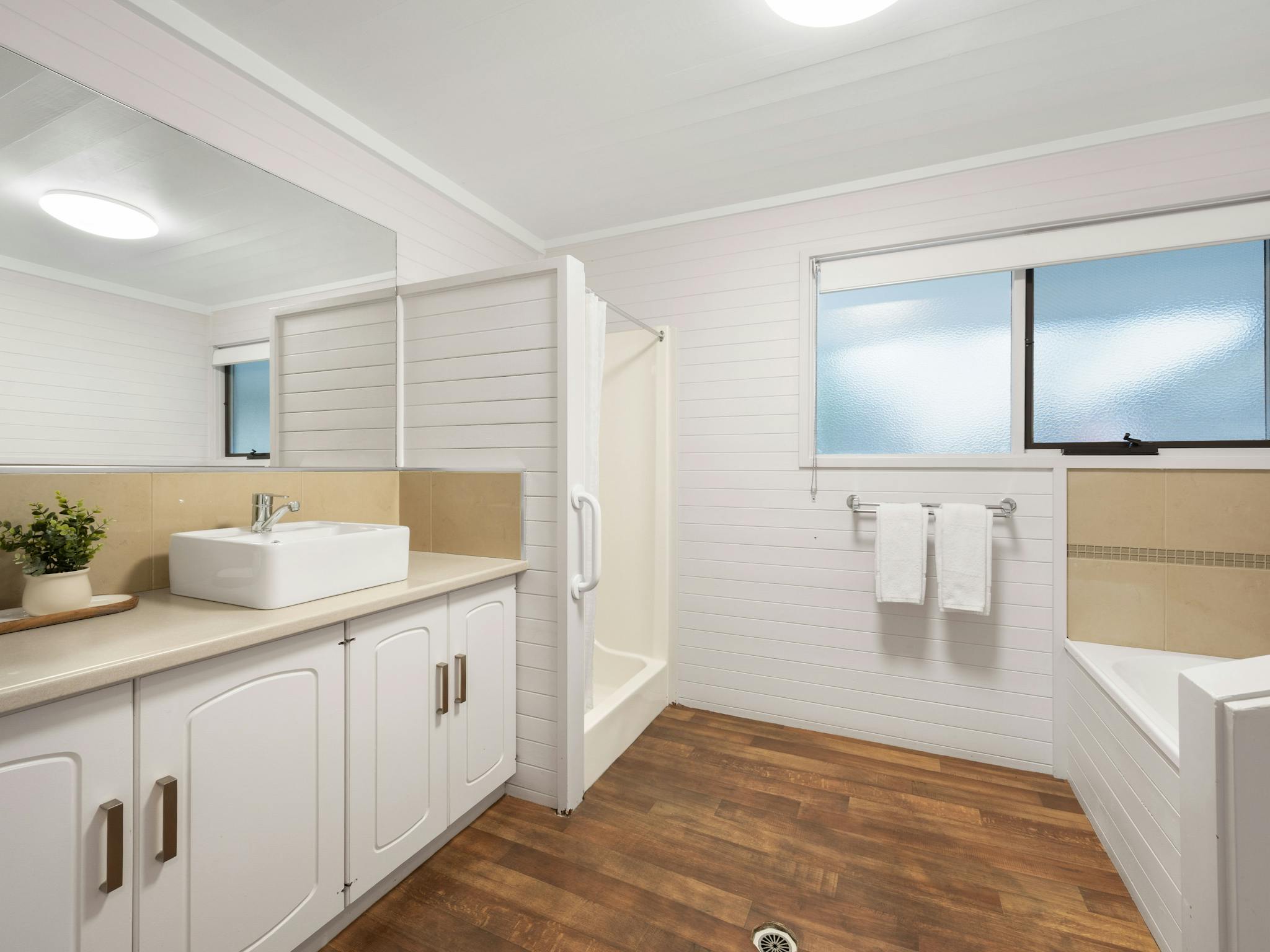 2 Bedroom Holiday Home Bathroom with Full Bath