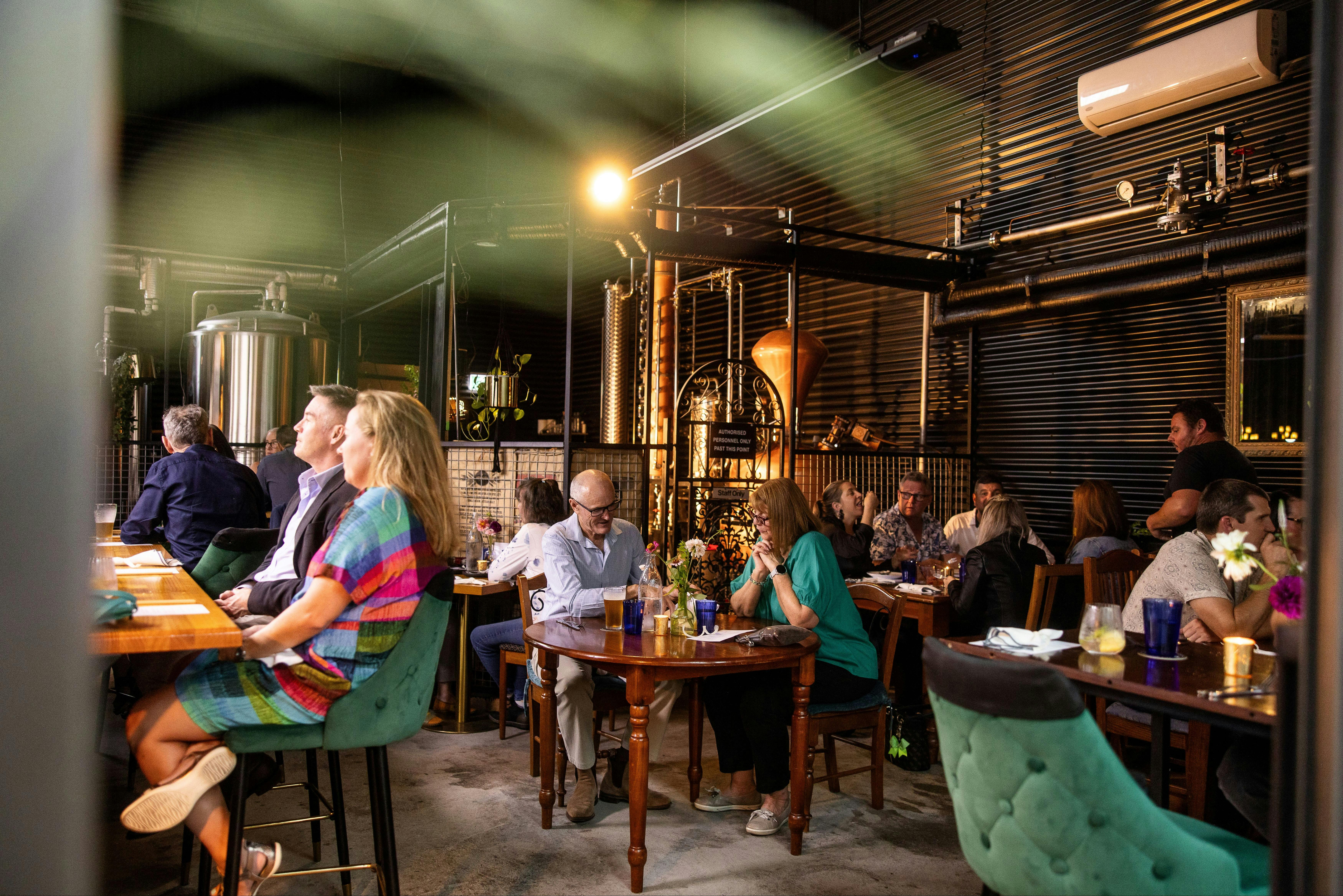 Der Raum war gefüllt mit Menschen, die ihr Abendessen genossen.