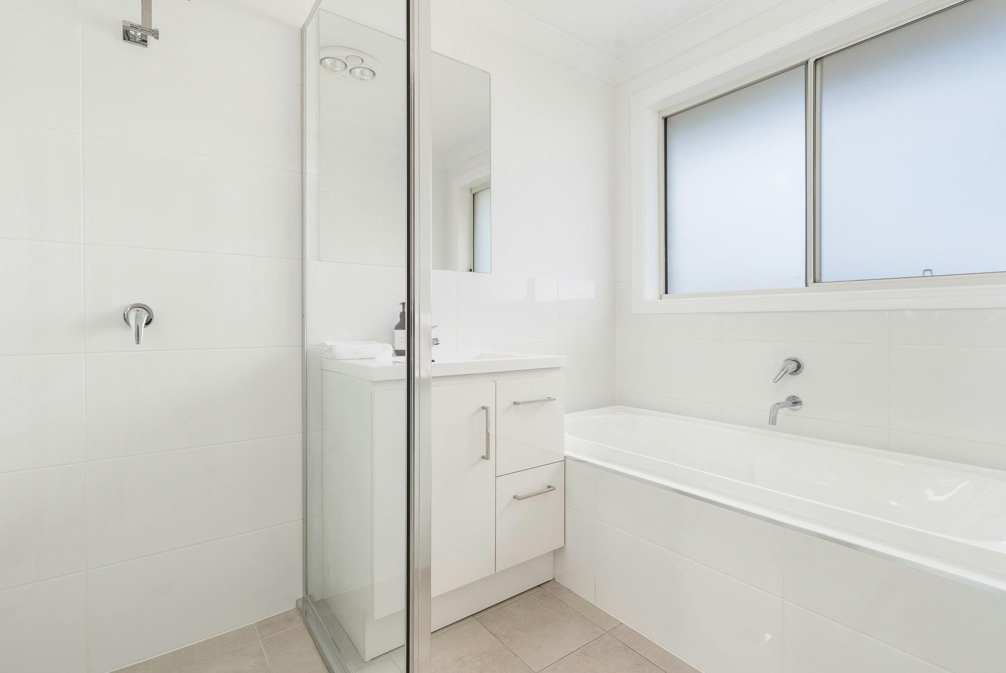 욕조 샤워기 세면대가 있는 욕실