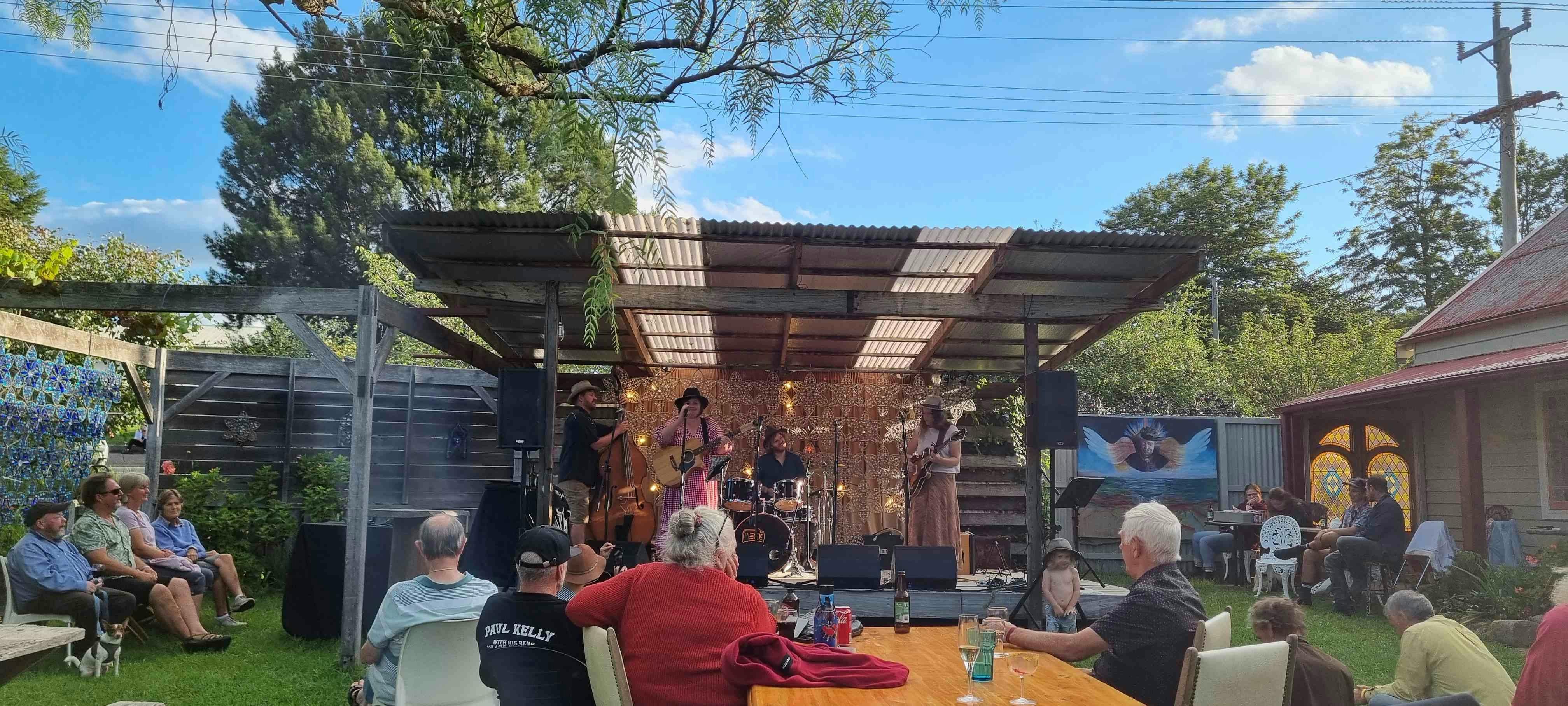 樂團在 Robbie Burns Hotel Wyndham 為客人演奏