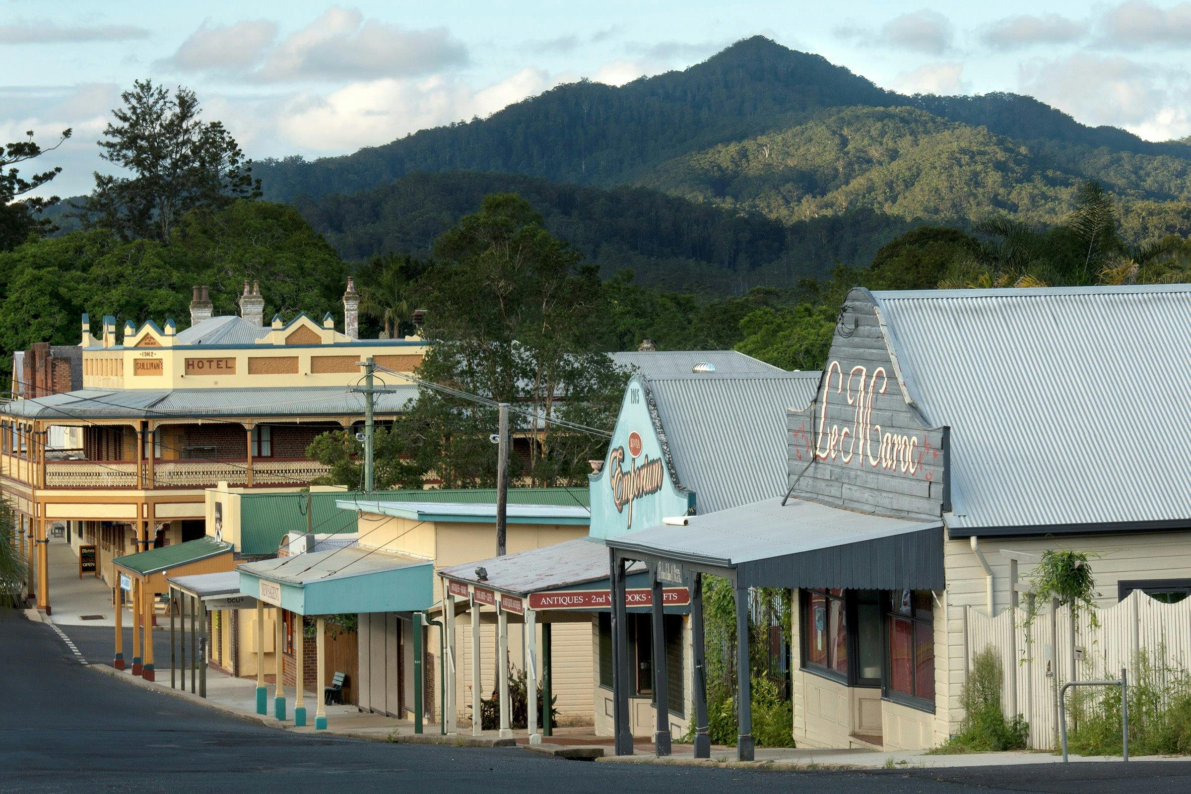 Heritage buildings, historic hotel, amazing museums in the Valley's hinterland