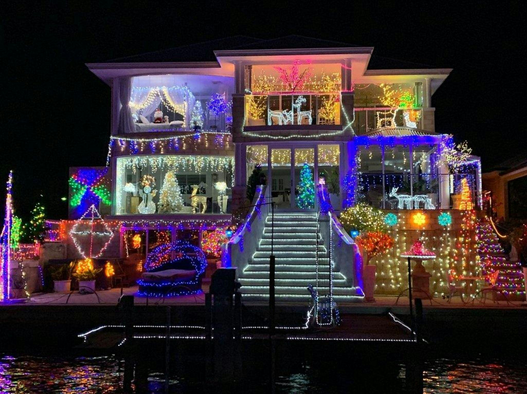 Canal Residents home on the Christmas Lights Cruise