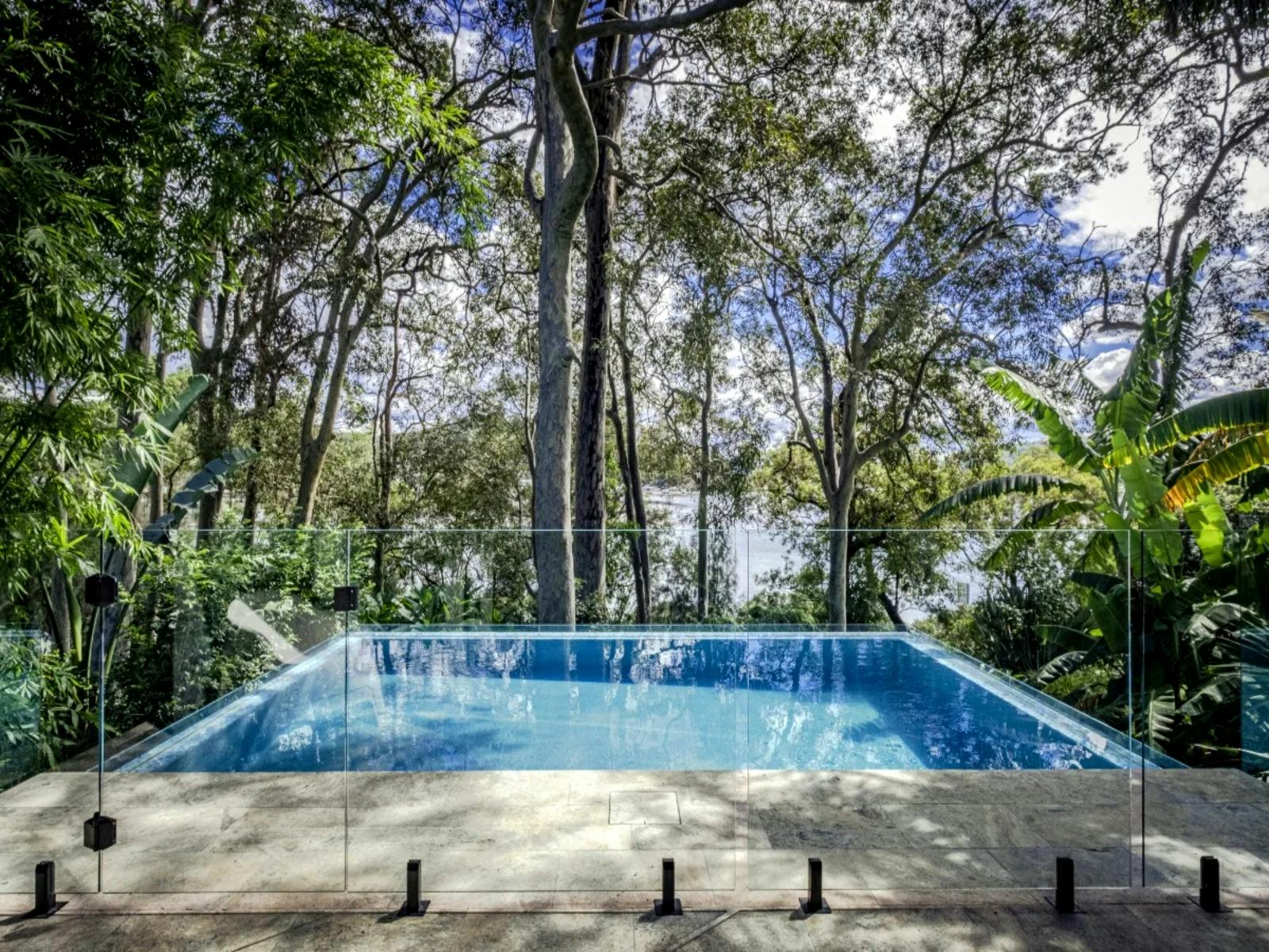 푸른 녹음이 우거진 멋진 수영장