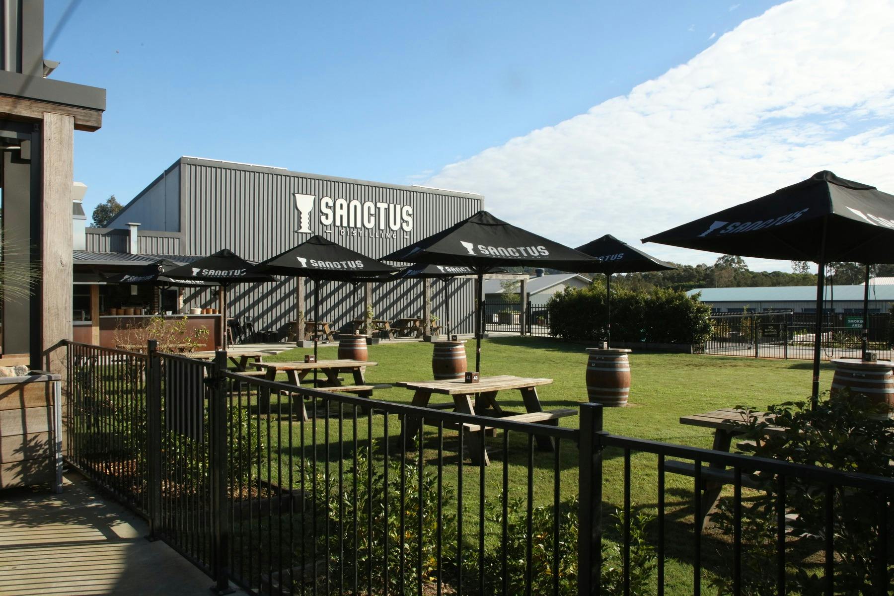 野餐桌和戶外草地的照片