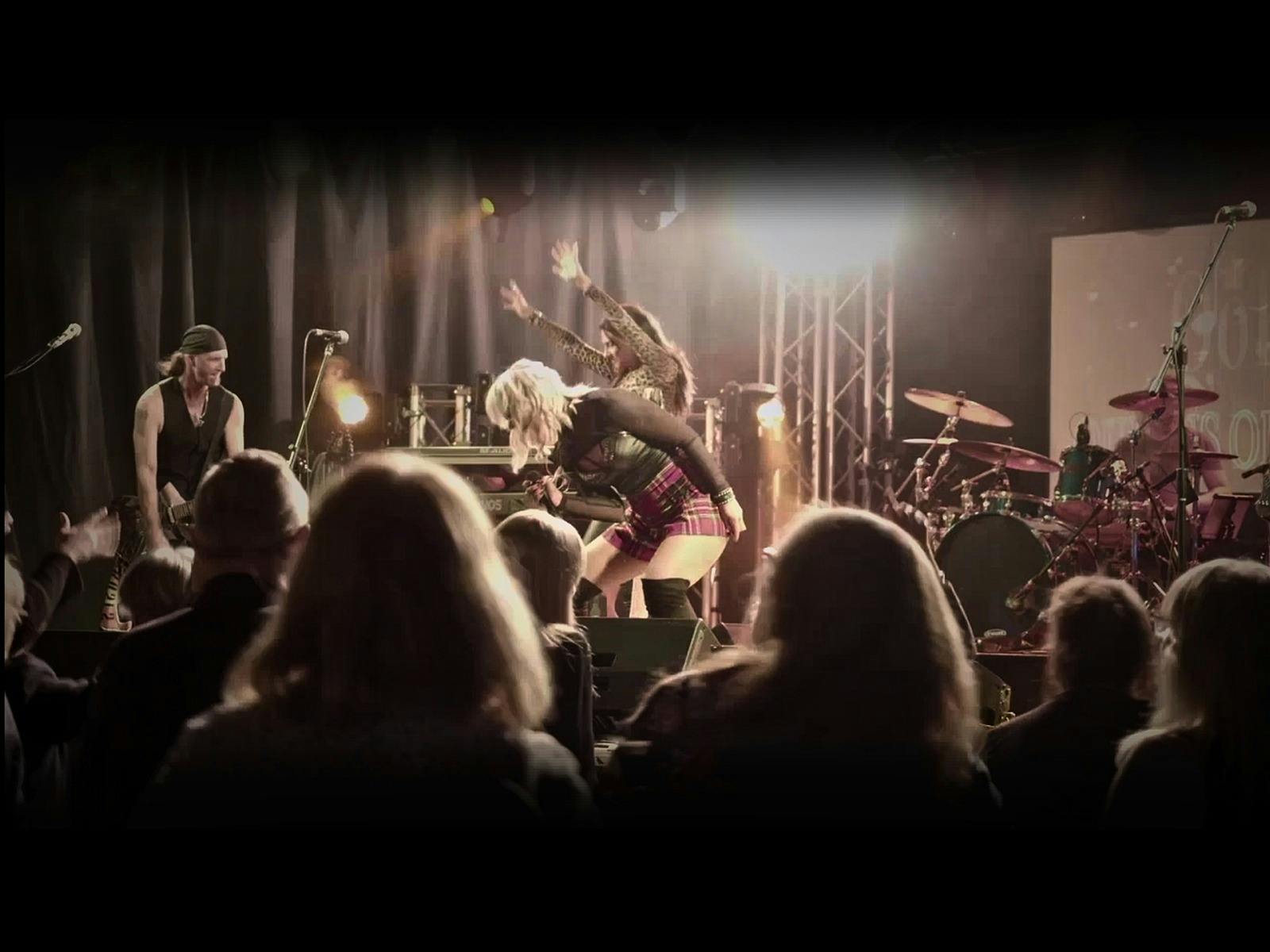 QUEENS OF ROCK performance photo 2