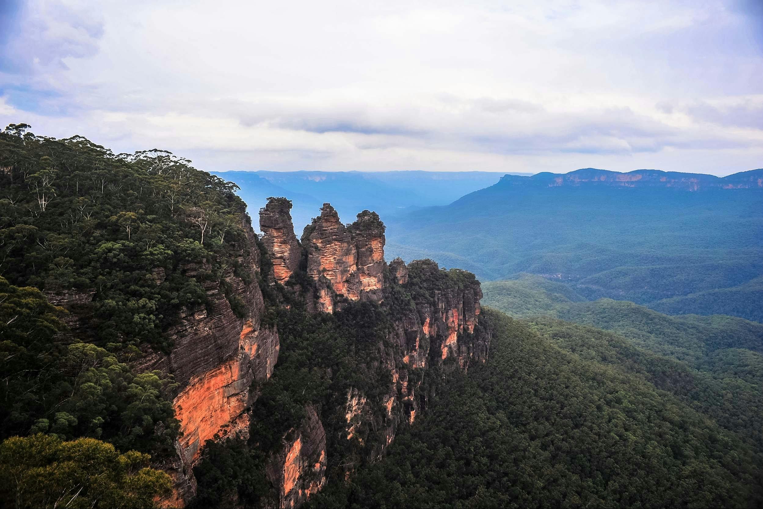 ブルーマウンテンズのカトゥーンバのスリーシスターズ