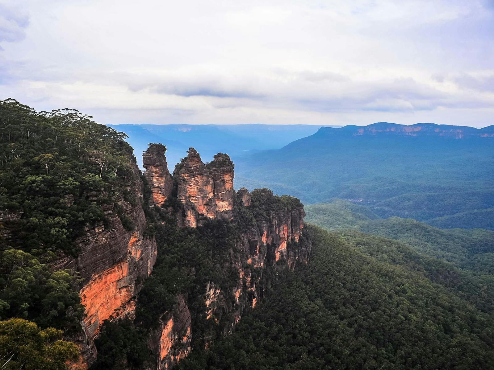 ブルーマウンテンズのカトゥーンバのスリーシスターズ