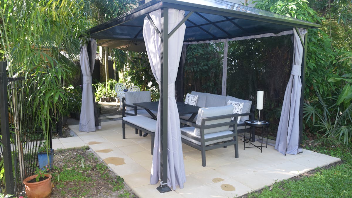 Gazebo Casual Ding area.