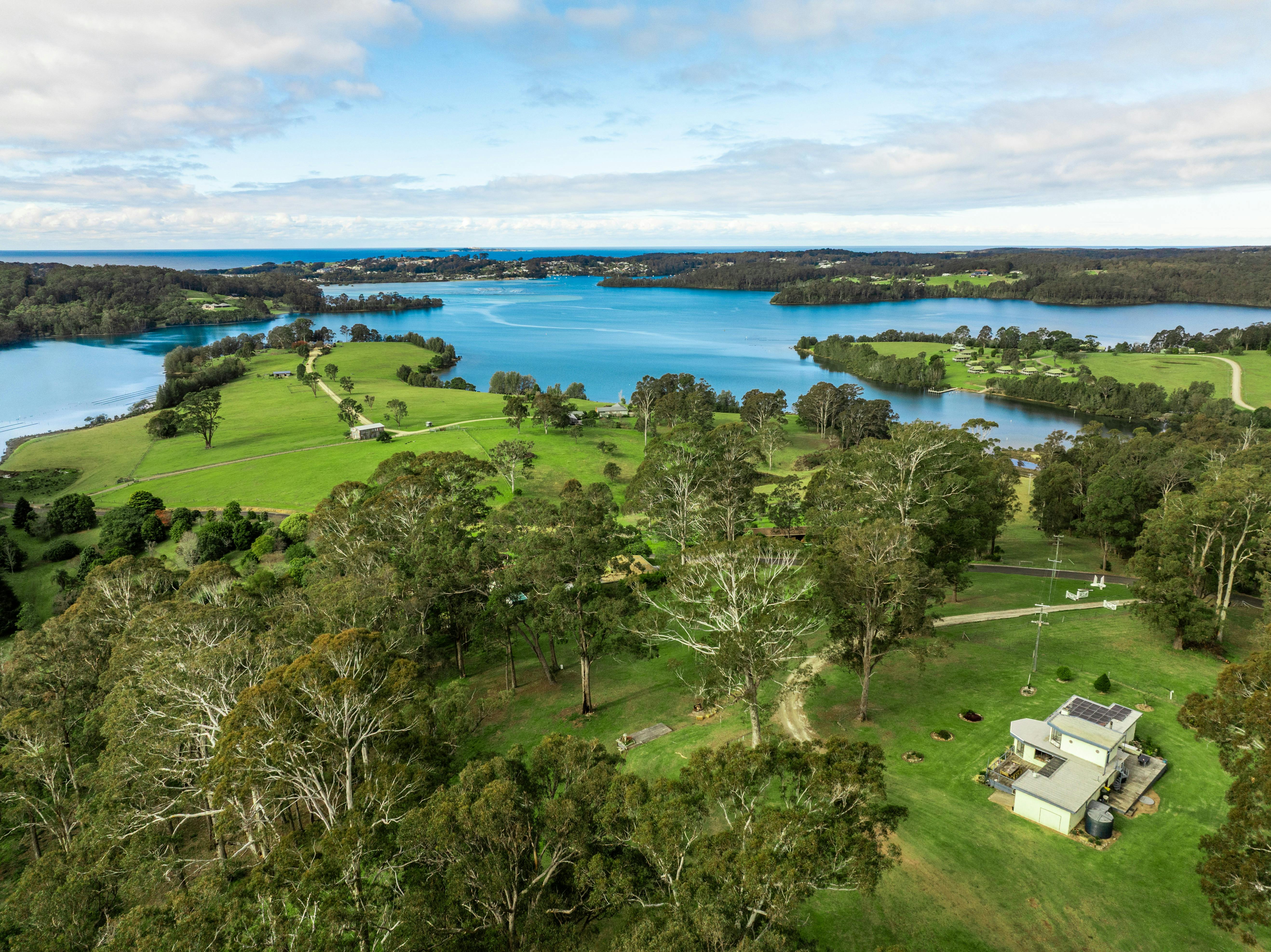 アンカレッジ農場からワゴンガ入江の東とナルーマの町を望む空中写真