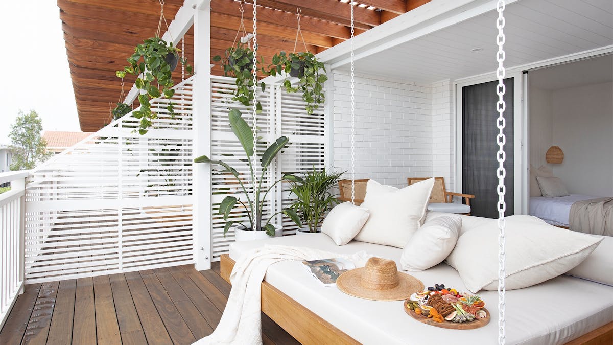 Daybed hanging private deck