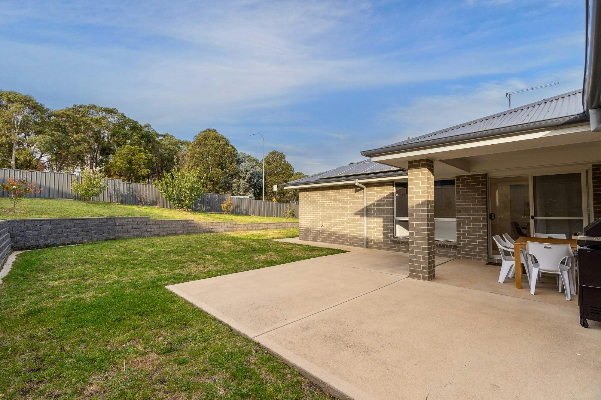 뒷쪽 식당과 잔디밭