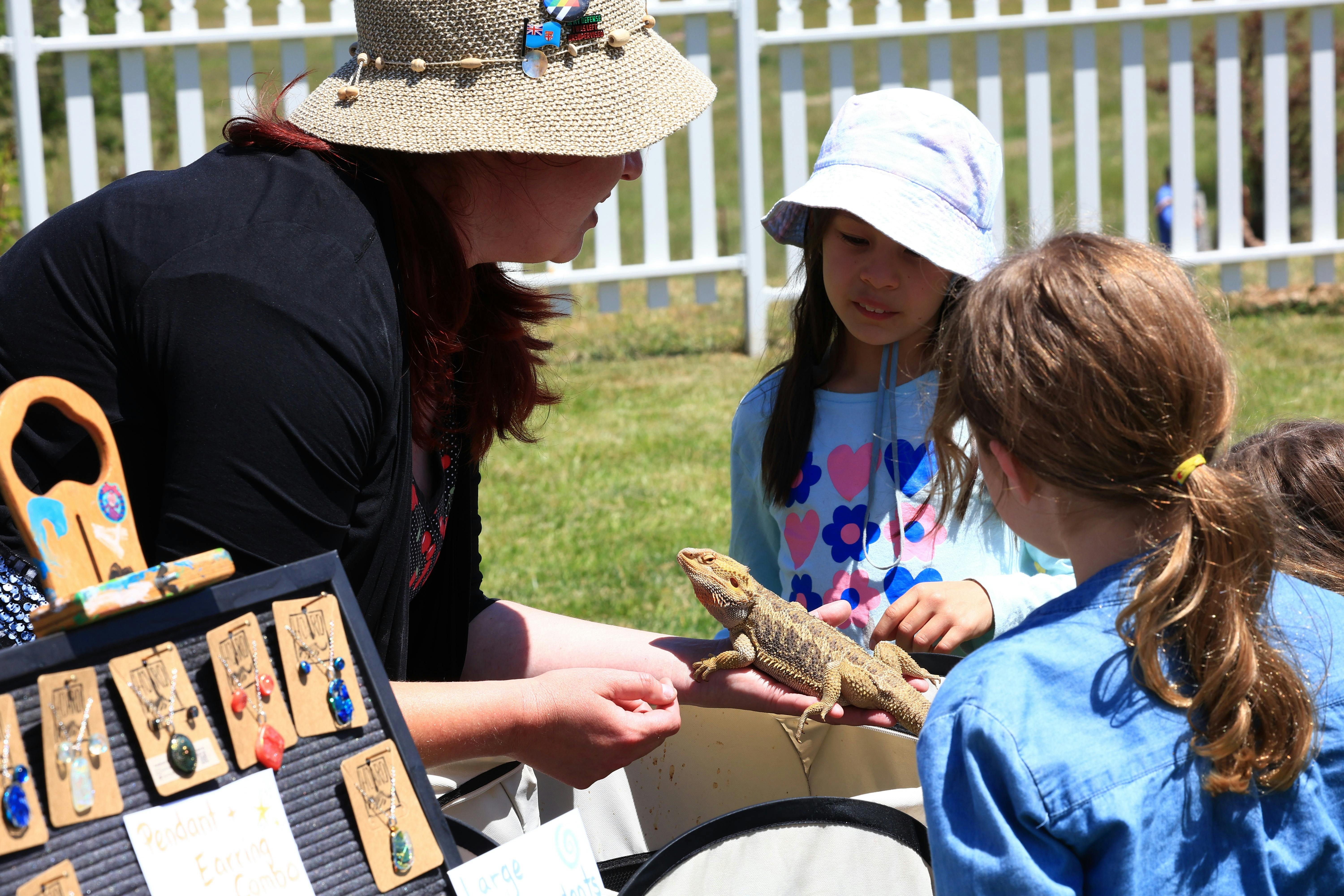 Stallholder with lizard