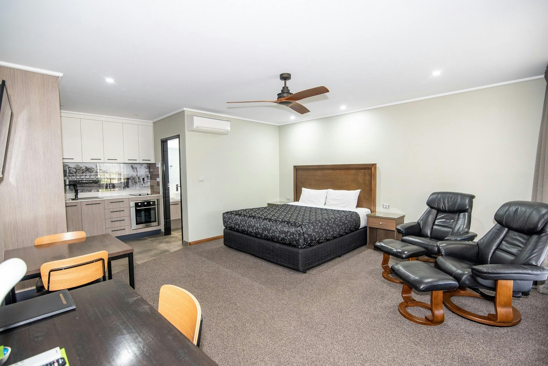 디럭스 스튜디오