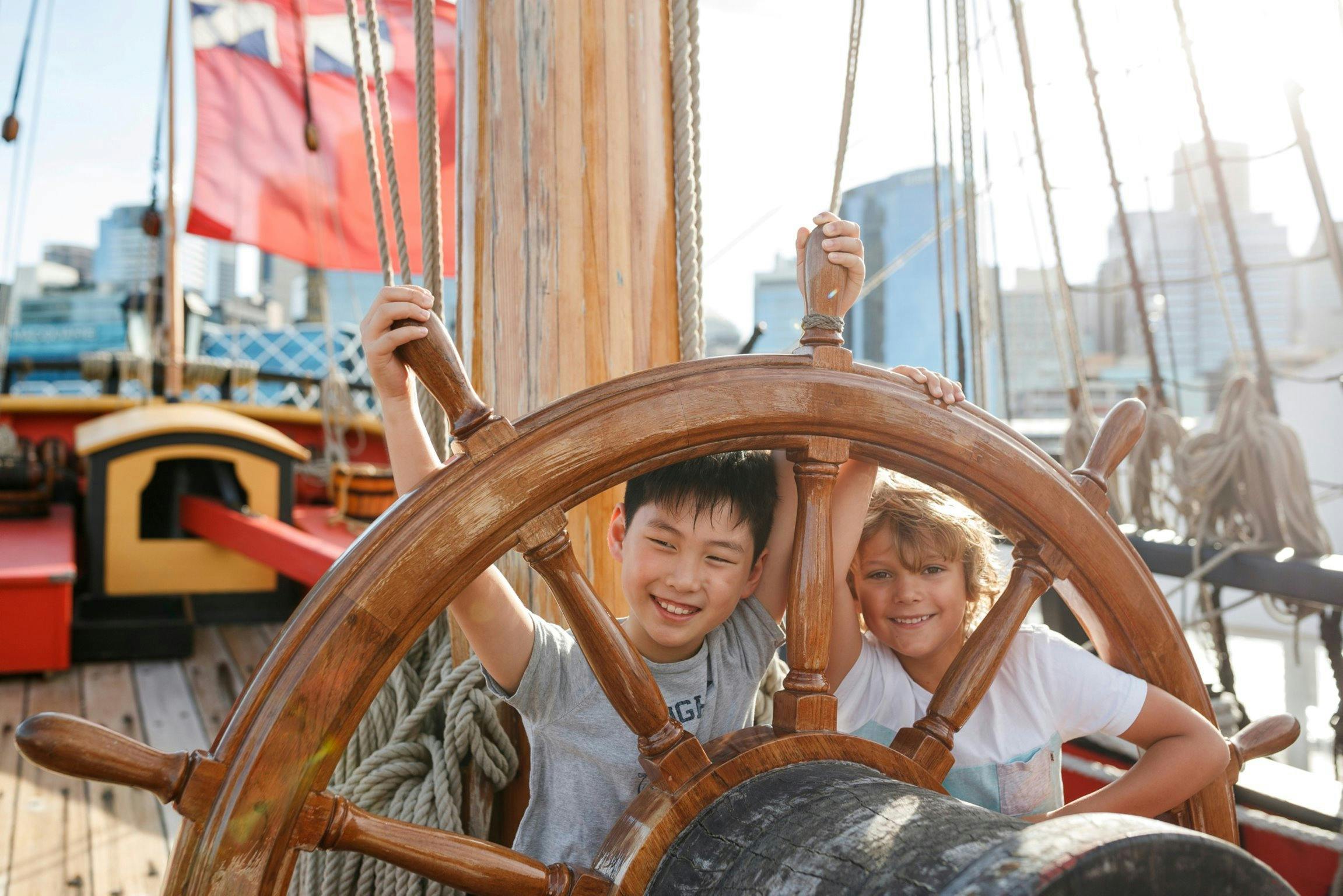 船のハンドルを握っている子供たちエンデバー