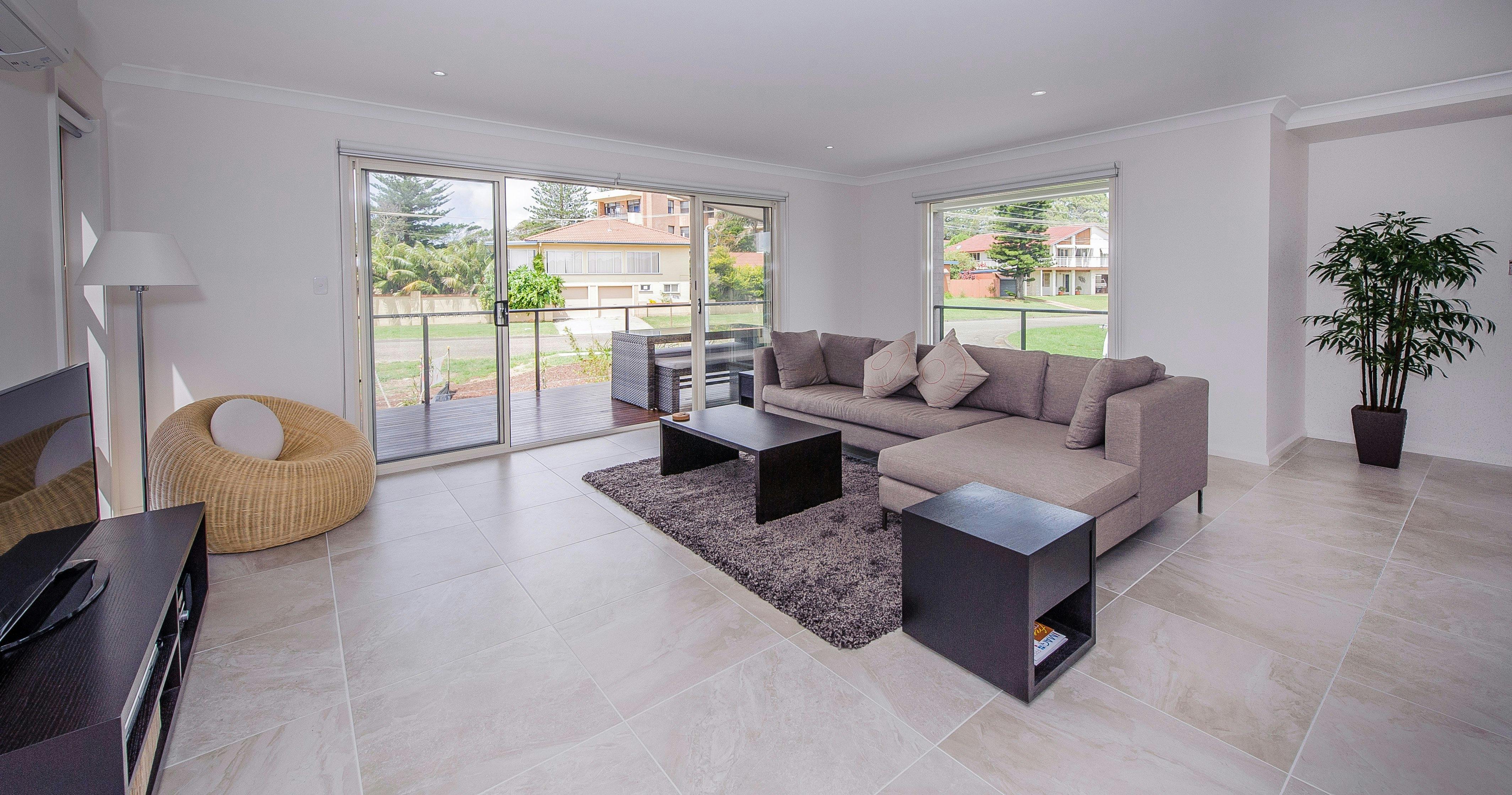 Escape at Nobbys - Luxury Ocean Townhouse- LivingRoom