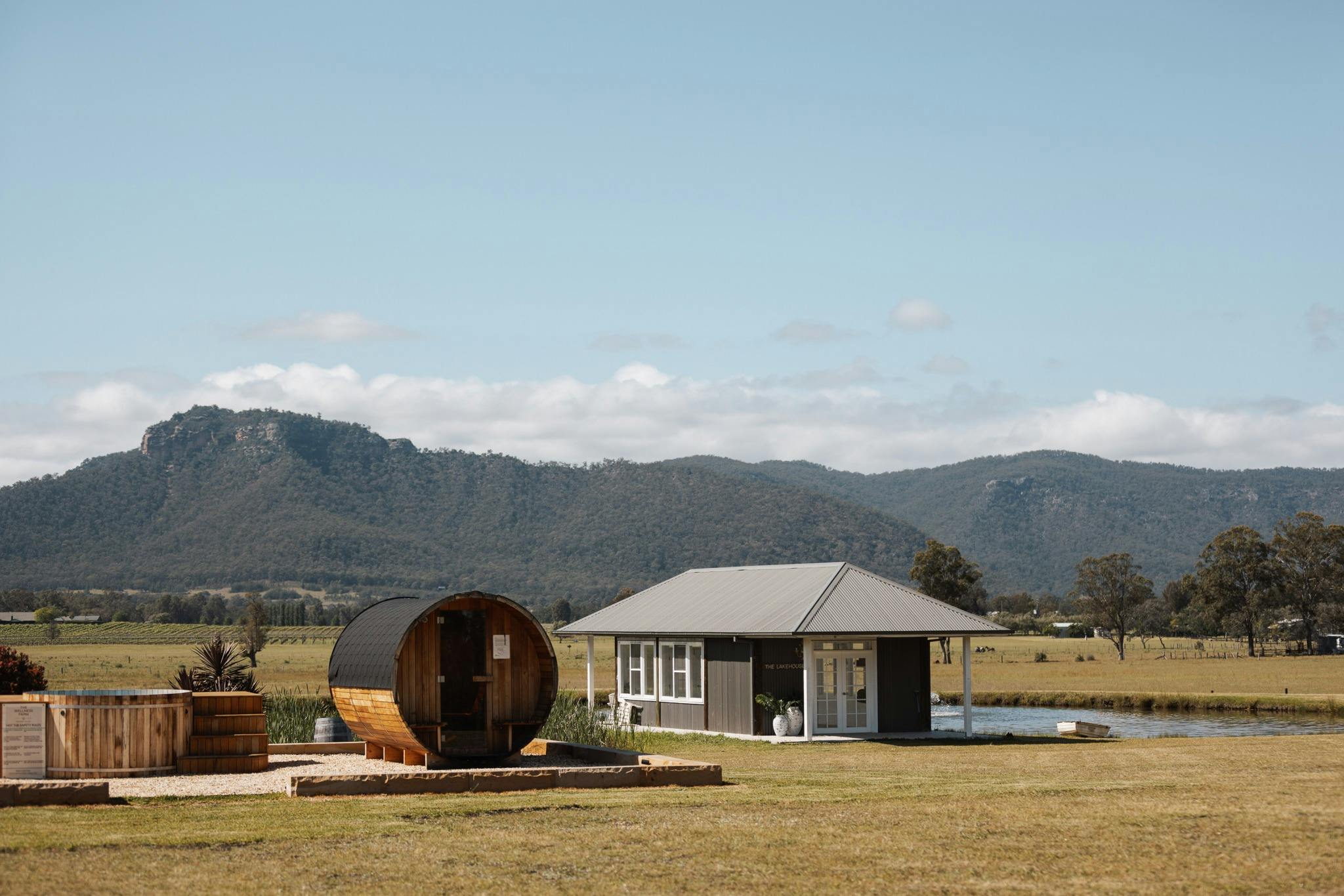 獵人谷健康農場 (The Wellness Farm Hunter Valley) 設有 10 人桶式桑拿房、熱水浴缸和湖畔瑜珈室