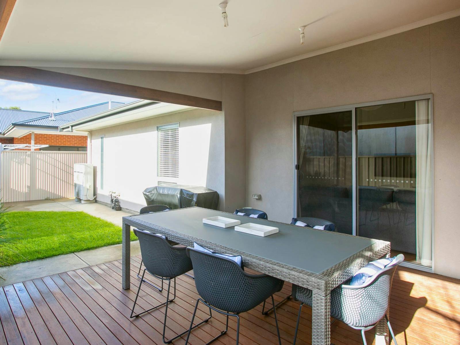 Light Filled Modern & Stylish 3BR Holiday Home