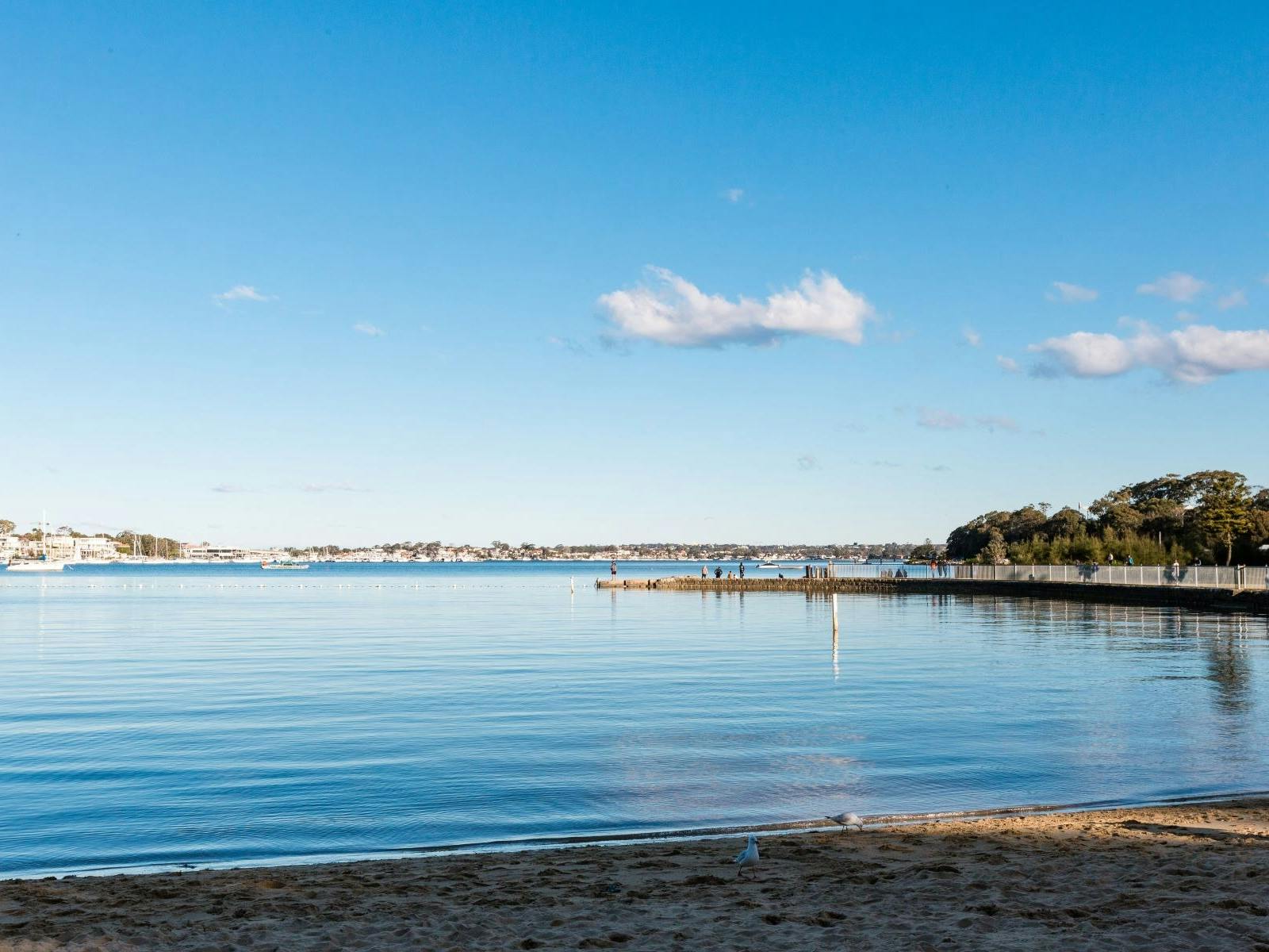 从河沙上看到的蓝色倒影。