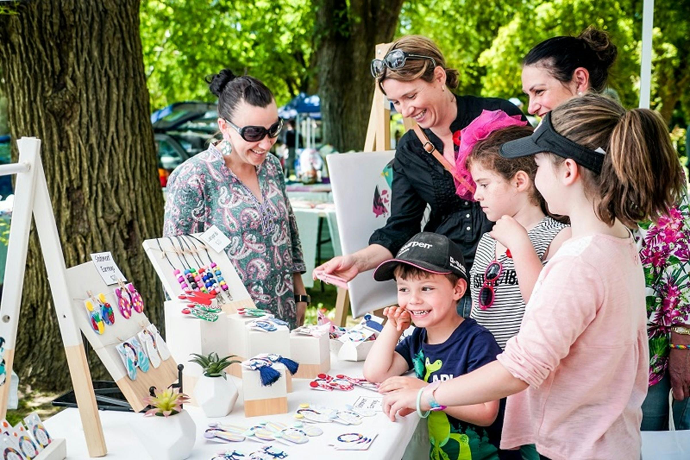 customers and stall holder at the Benalla Lakesside Craft and Farmers Market