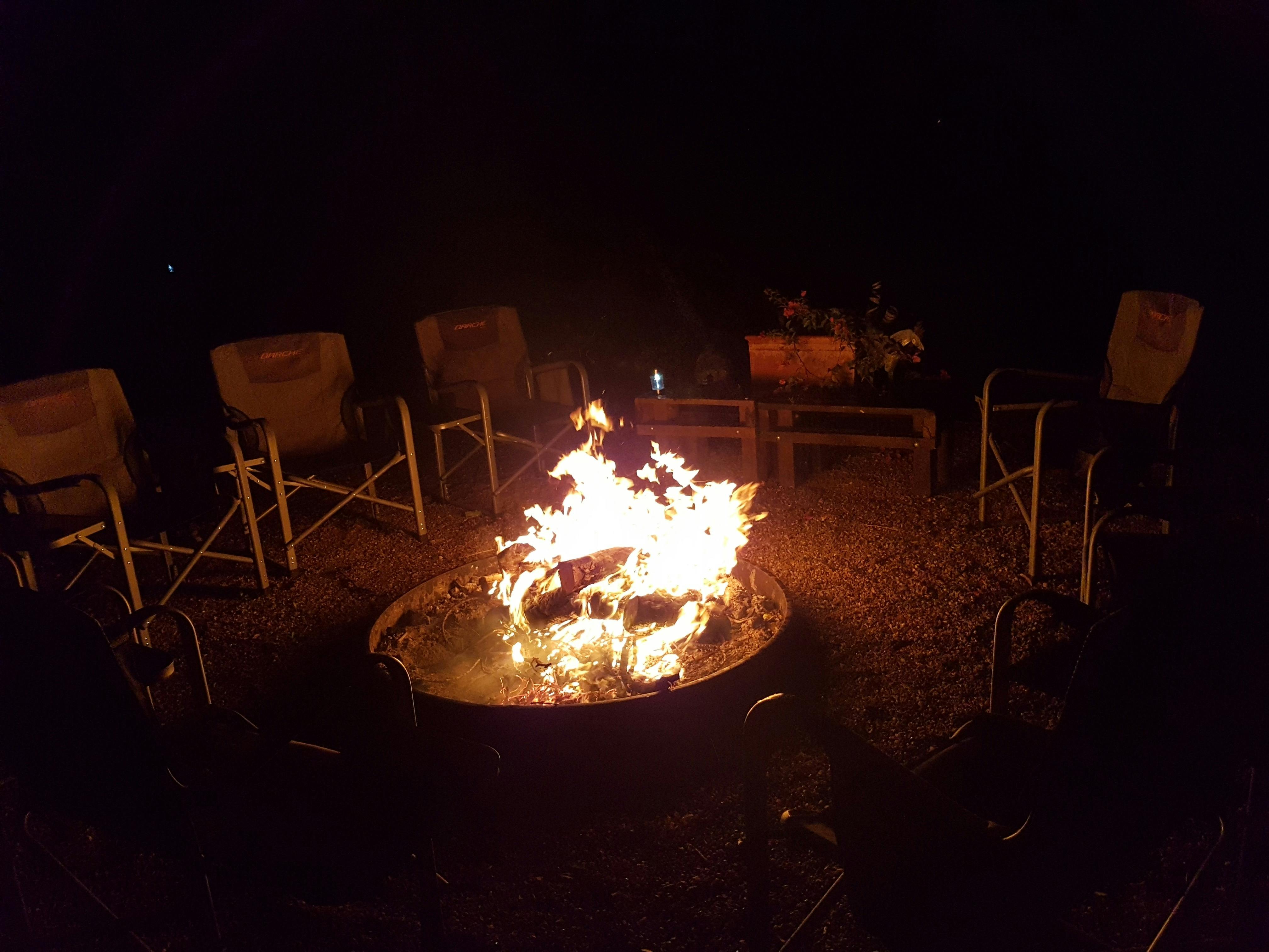 Am Feuer sitzen