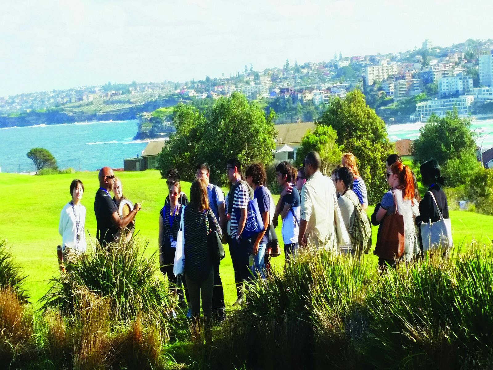 Walangari's erklärt die soziale und geologische Geschichte von Bondi während seiner Aboriginal Walking Tour