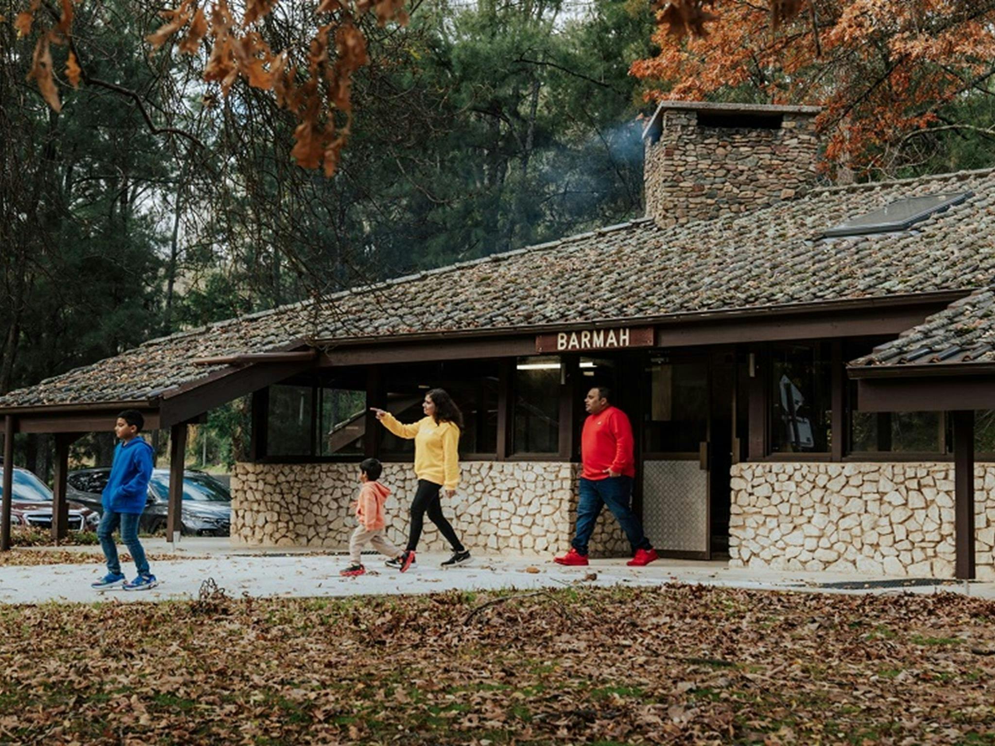 巴玛餐厅外的游客。图片来源：Remy Brand/DPE © Remy Brand