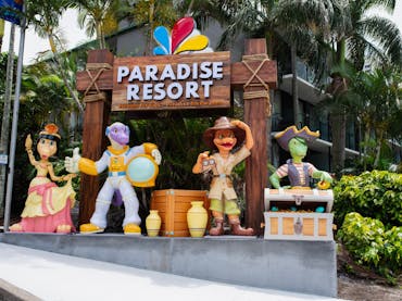 Main entrance sign out the front of Paradise Resort Gold Coast featuring their 4 gecko mascots