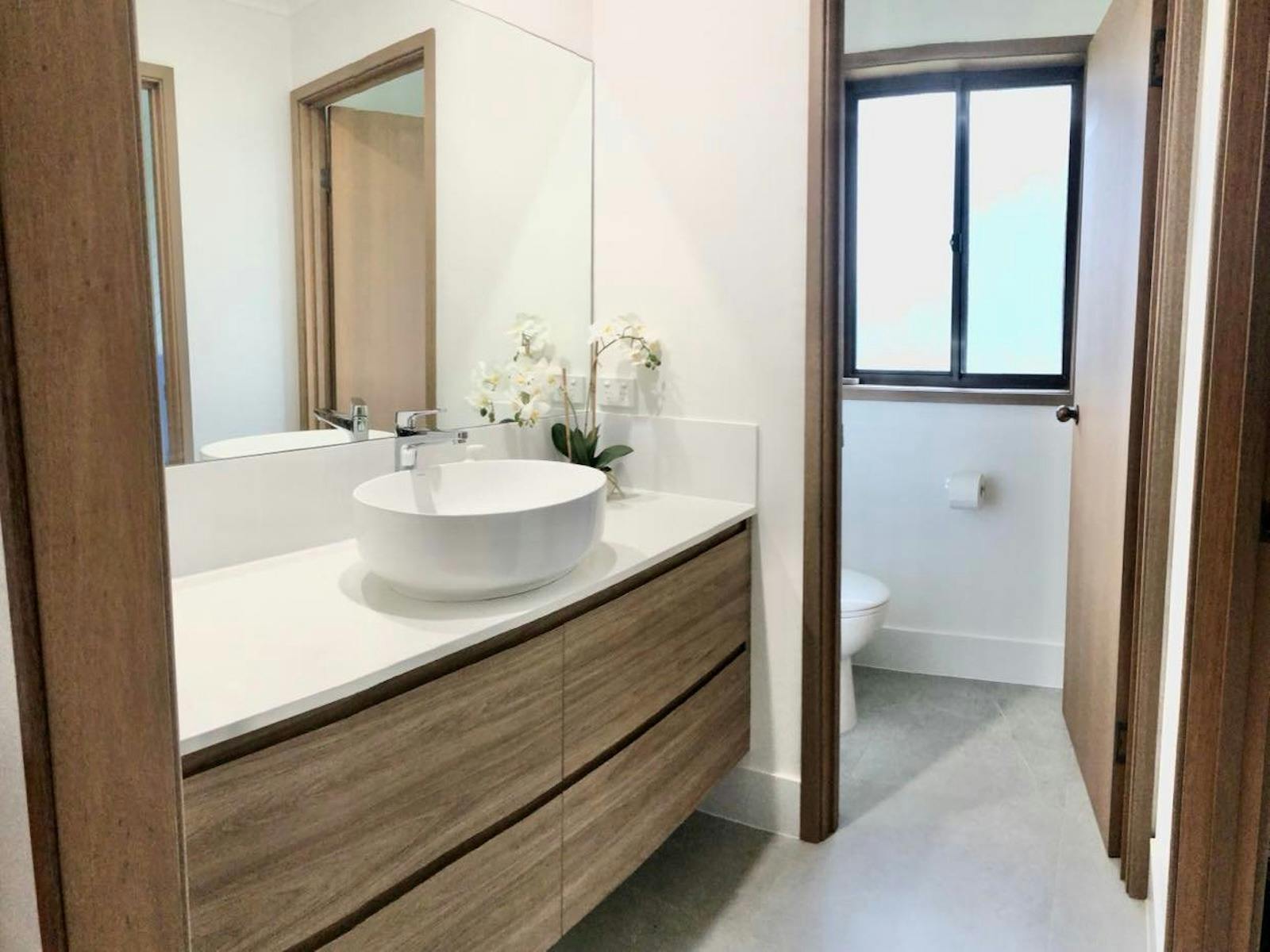 Modern Main Bathroom With Seperate Toilet, Basin and Bath/Shower Areas