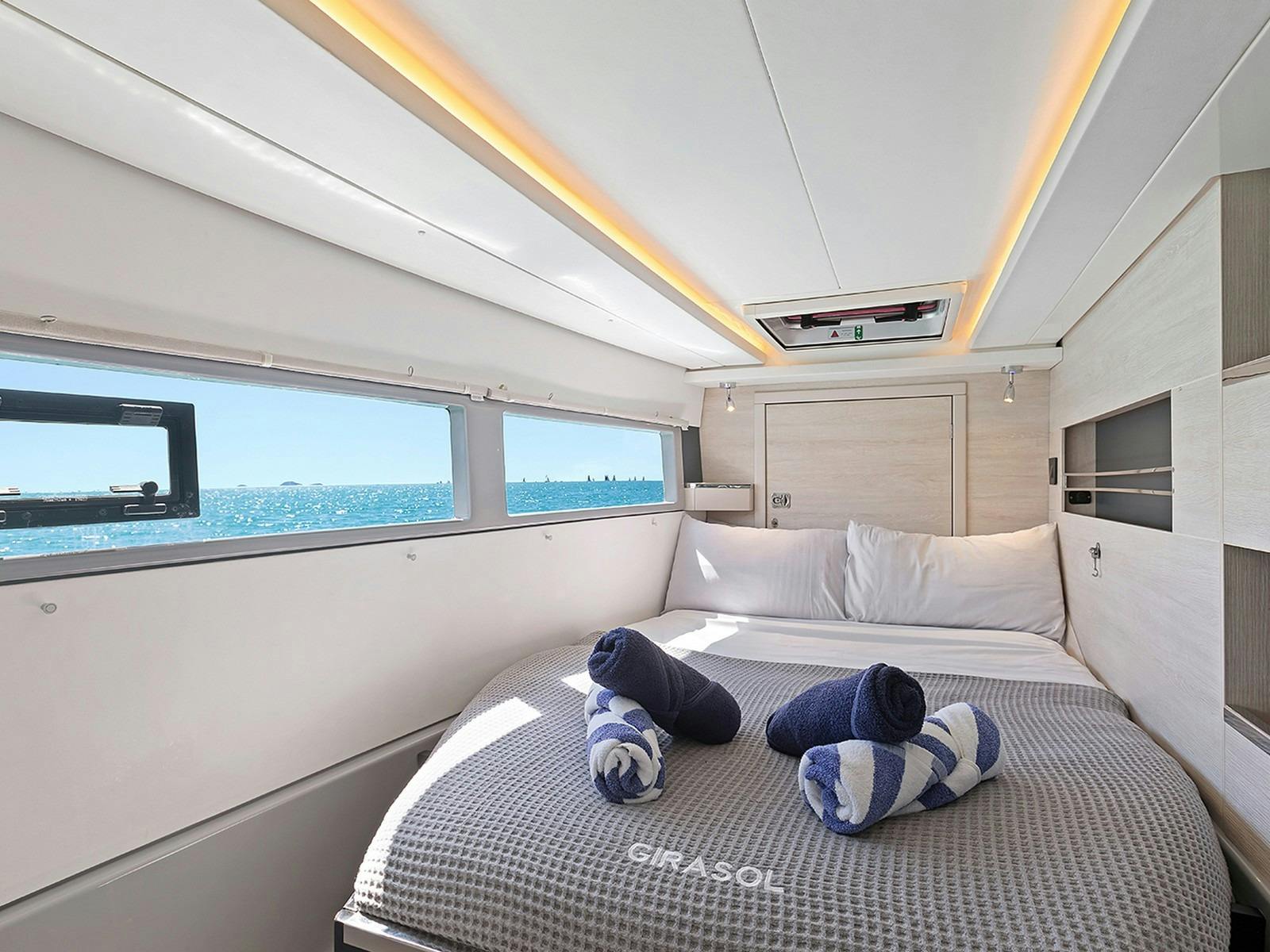 Leopard 45 - Port forward private cabin