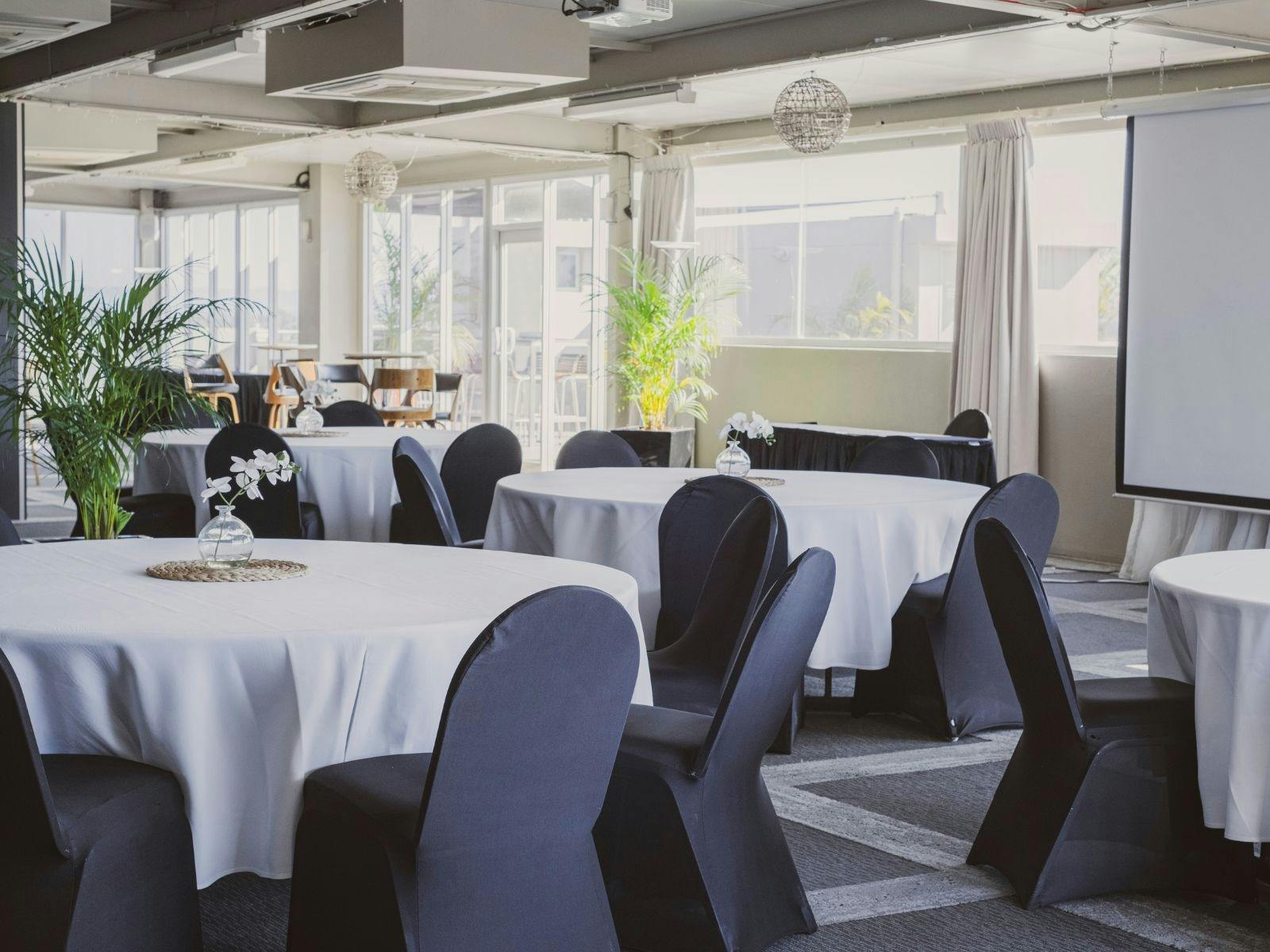 大きな窓のあるホテルの会議室