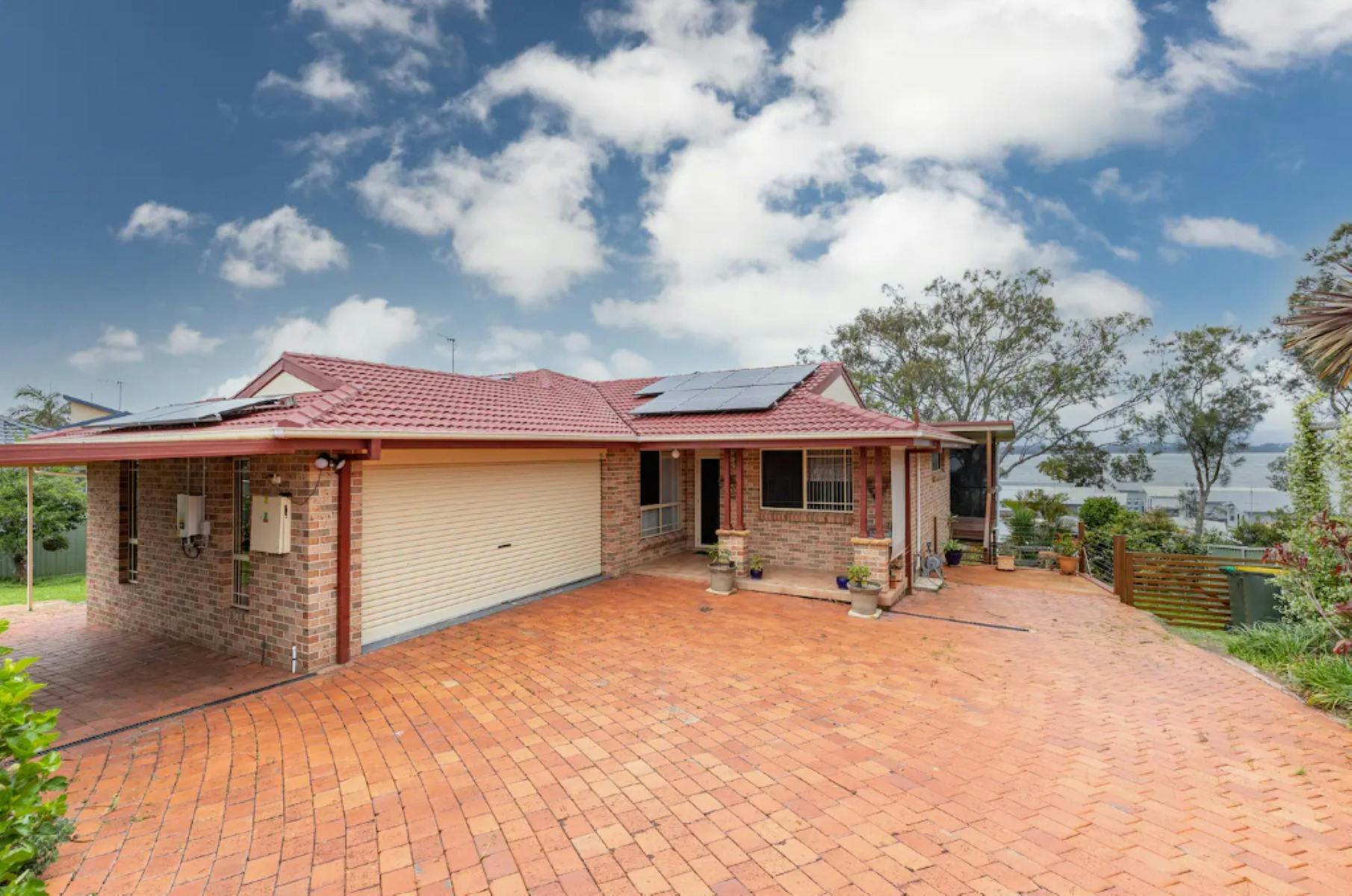 湖を背景にした家の外観