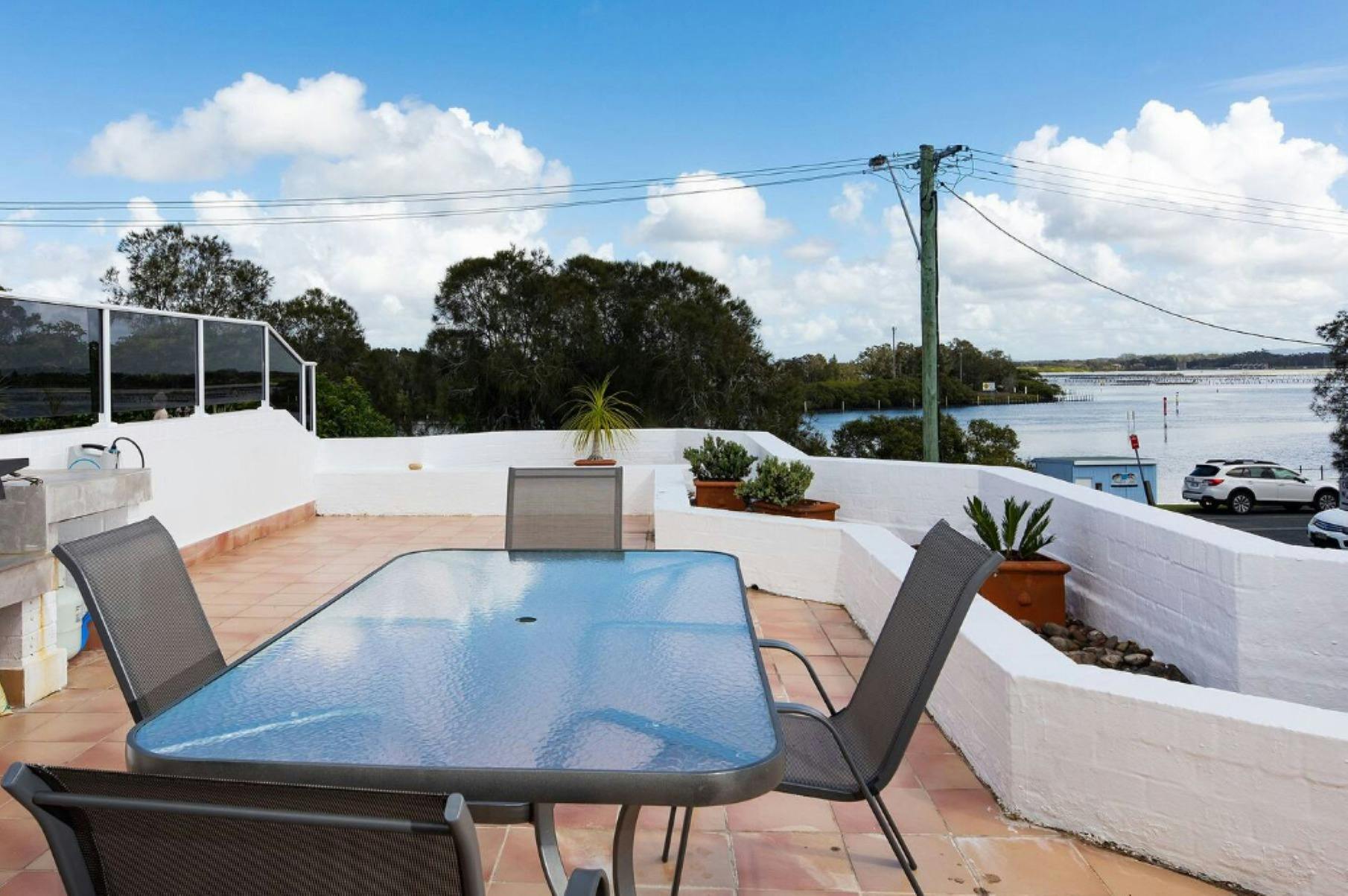 야외 설정 바비큐 및 호수 전망이 있는 발코니