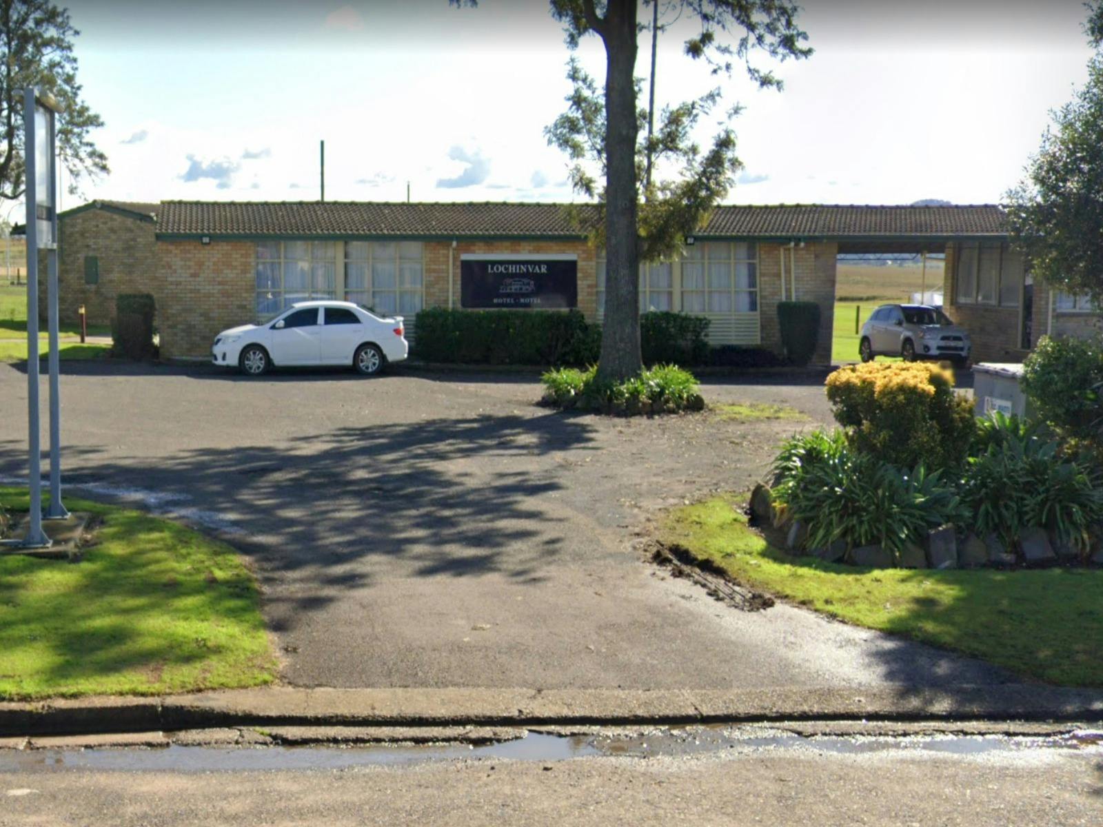 front of the motel from roadside