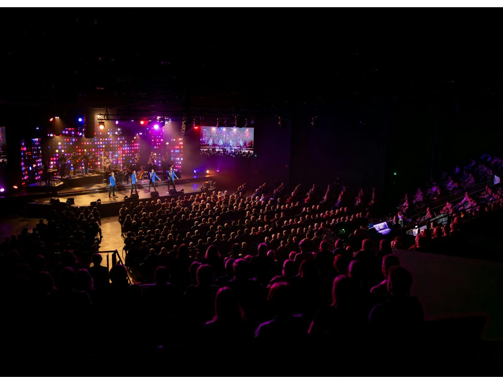 Crowd of The 60 Four