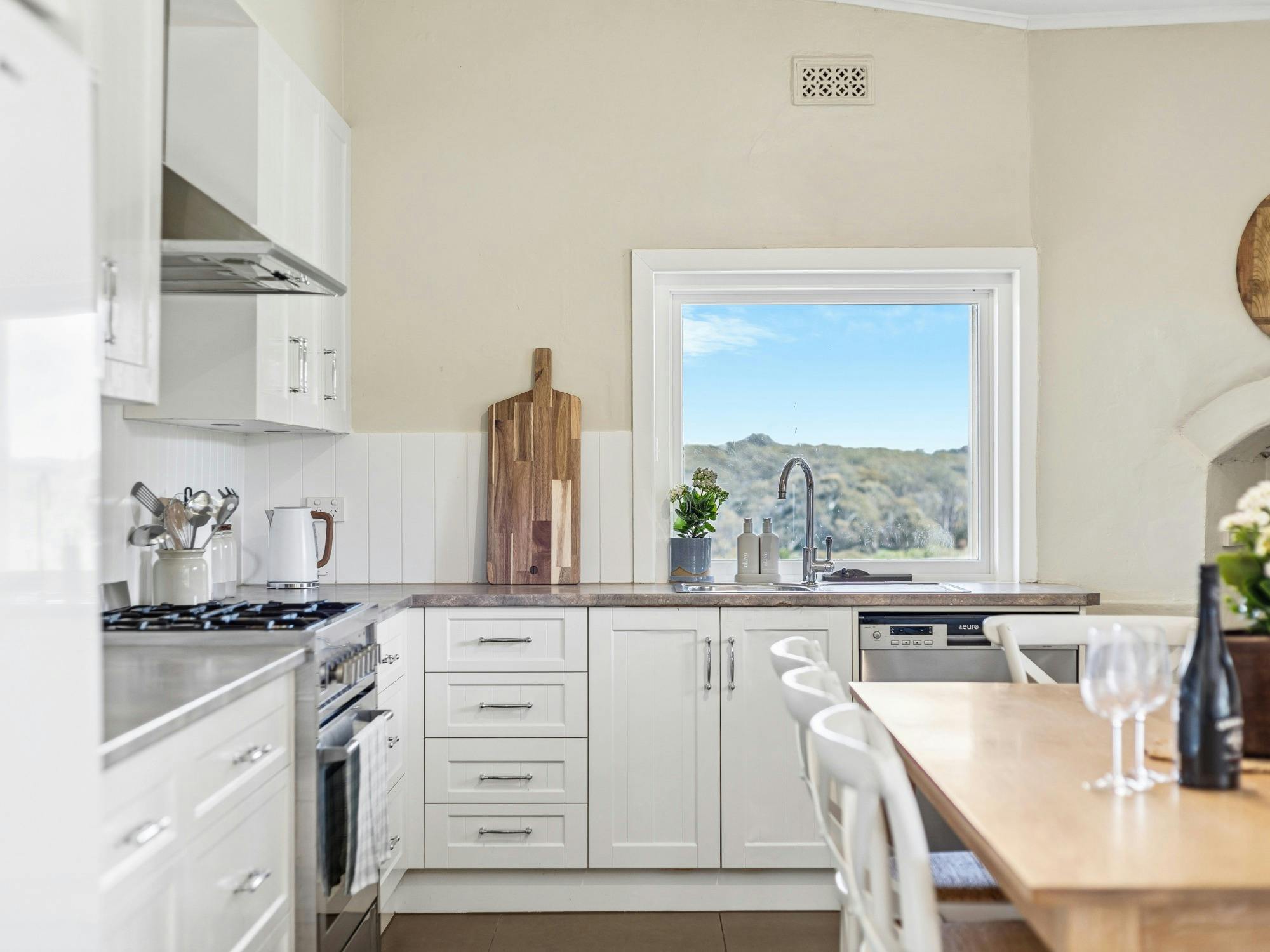 Greenleaf Vineyard Cottage Kitchen