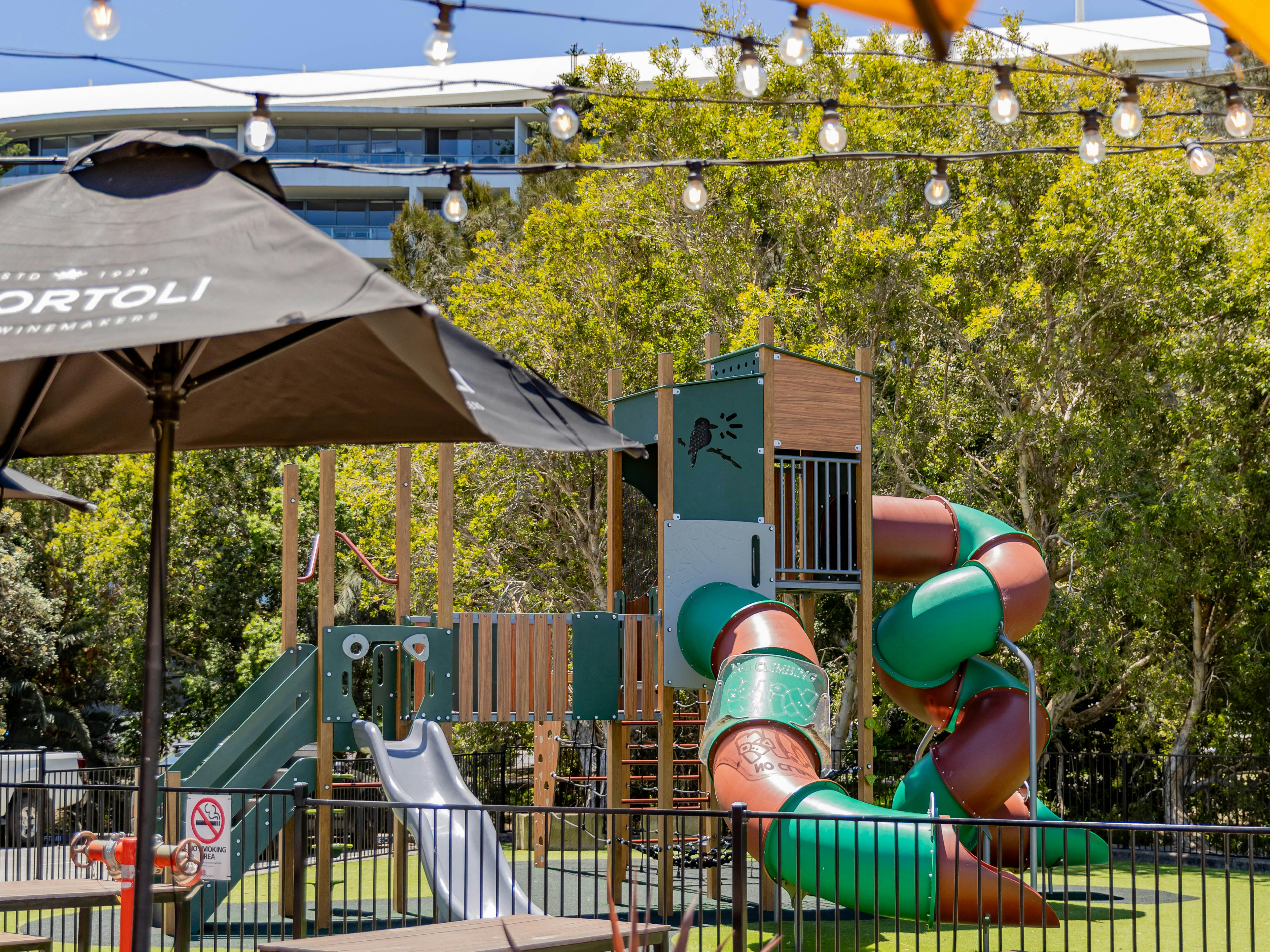 Spielplatz unter Lichterketten