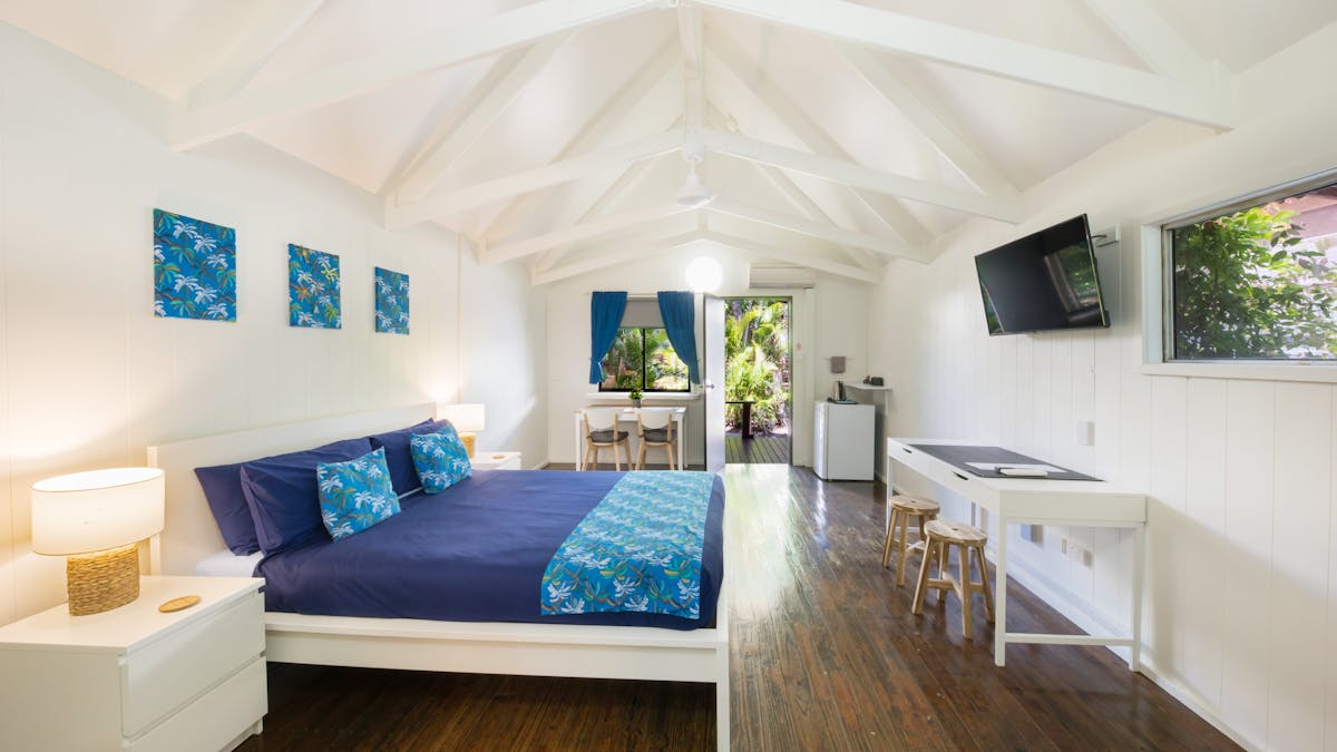 Magnums  Accommodation overview of Queen cabin with ensuite