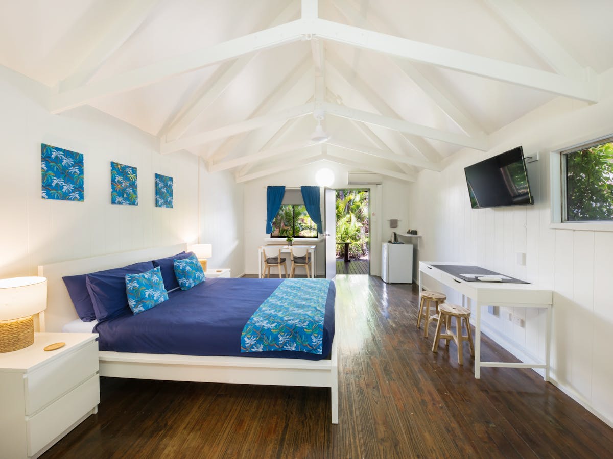 Magnums  Accommodation overview of Queen cabin with ensuite