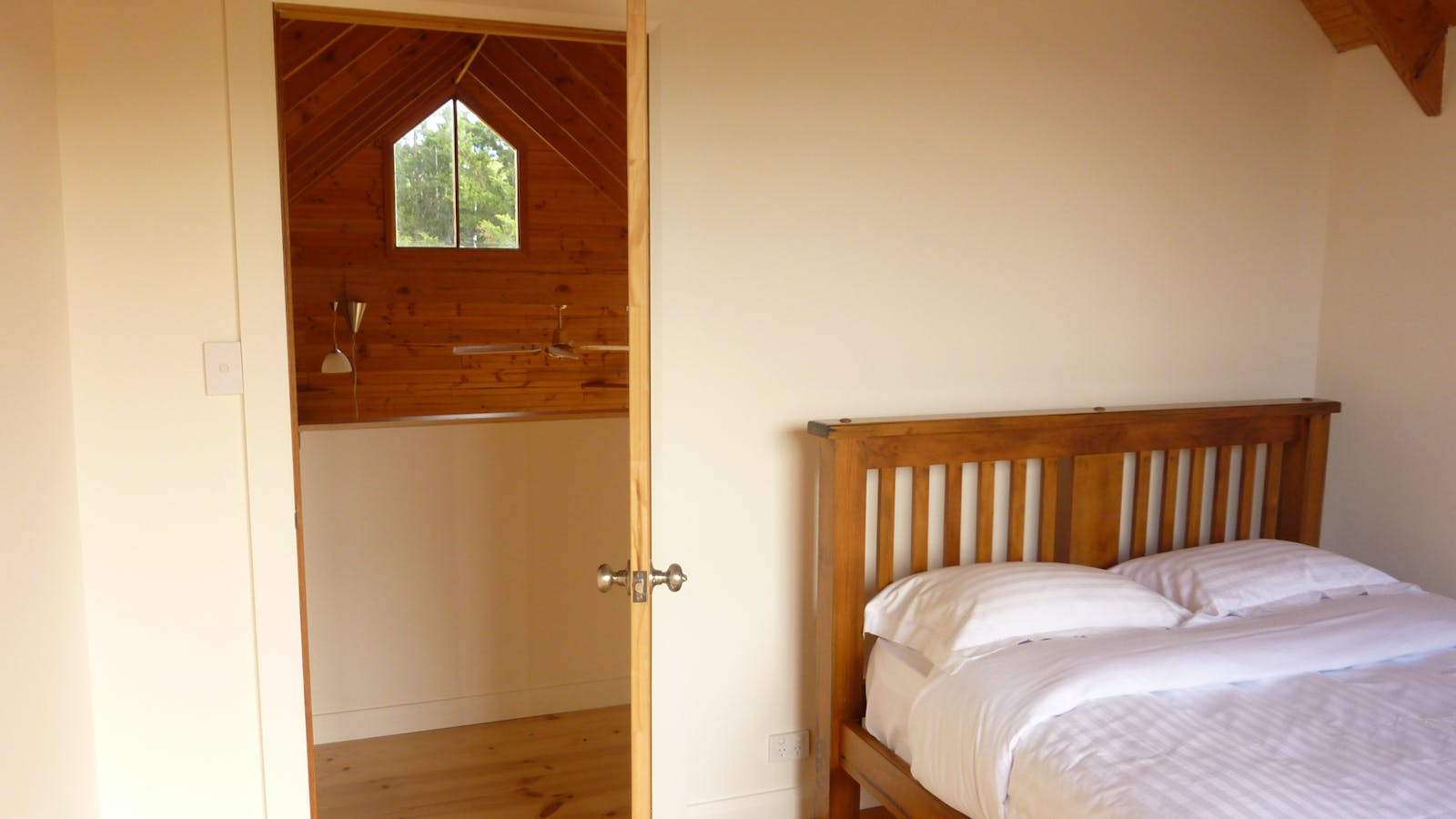 Pinot Cottage Main Bedroom