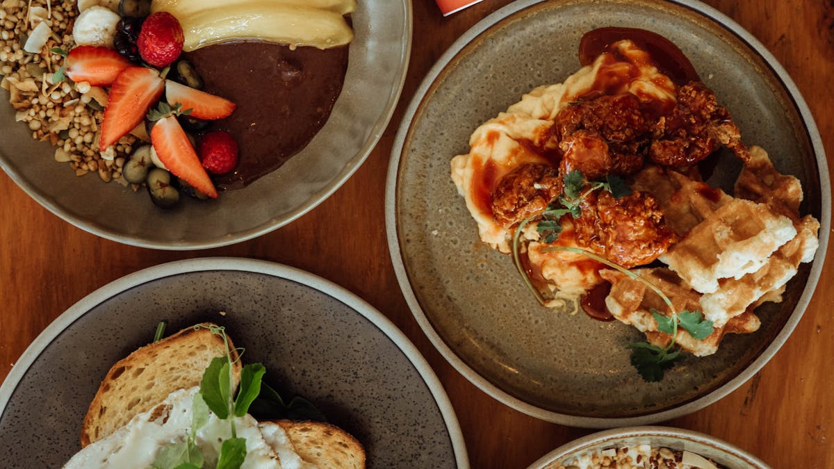 Sidewalk Café Airlie Beach breakfast – acai, granola bowls, eggs, waffles and Grinders coffee