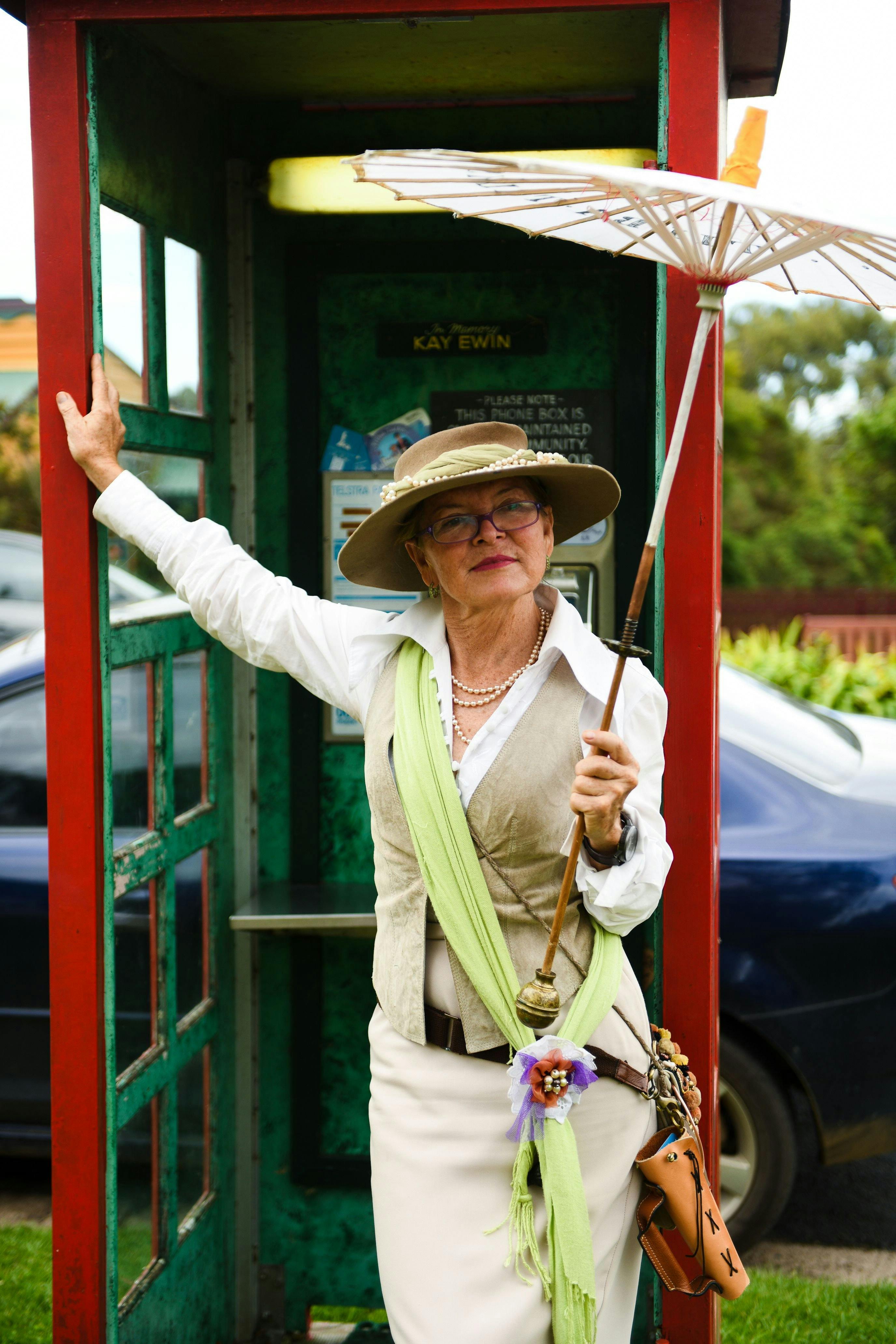 새것으로 나가고 옛것으로 들어감