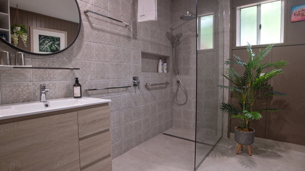 Bungalow: Bathroom