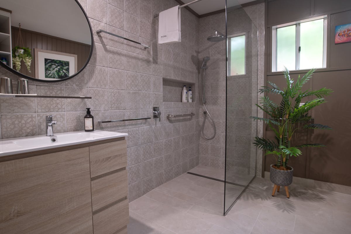 Bungalow: Bathroom