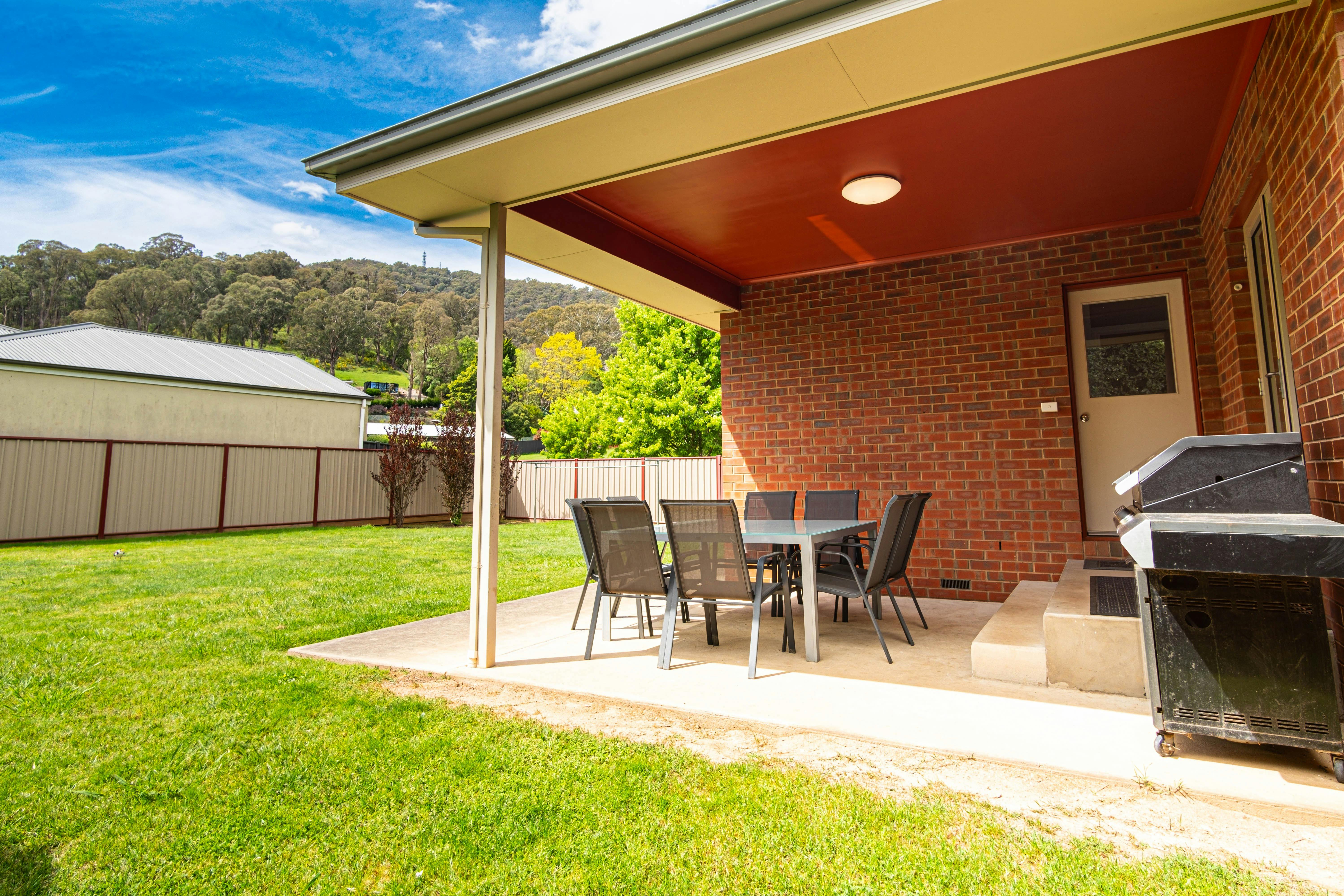 Shine Bright Backyard - Bright Pet Friendly Group Family Accommodation | Alpine Valley Getaways