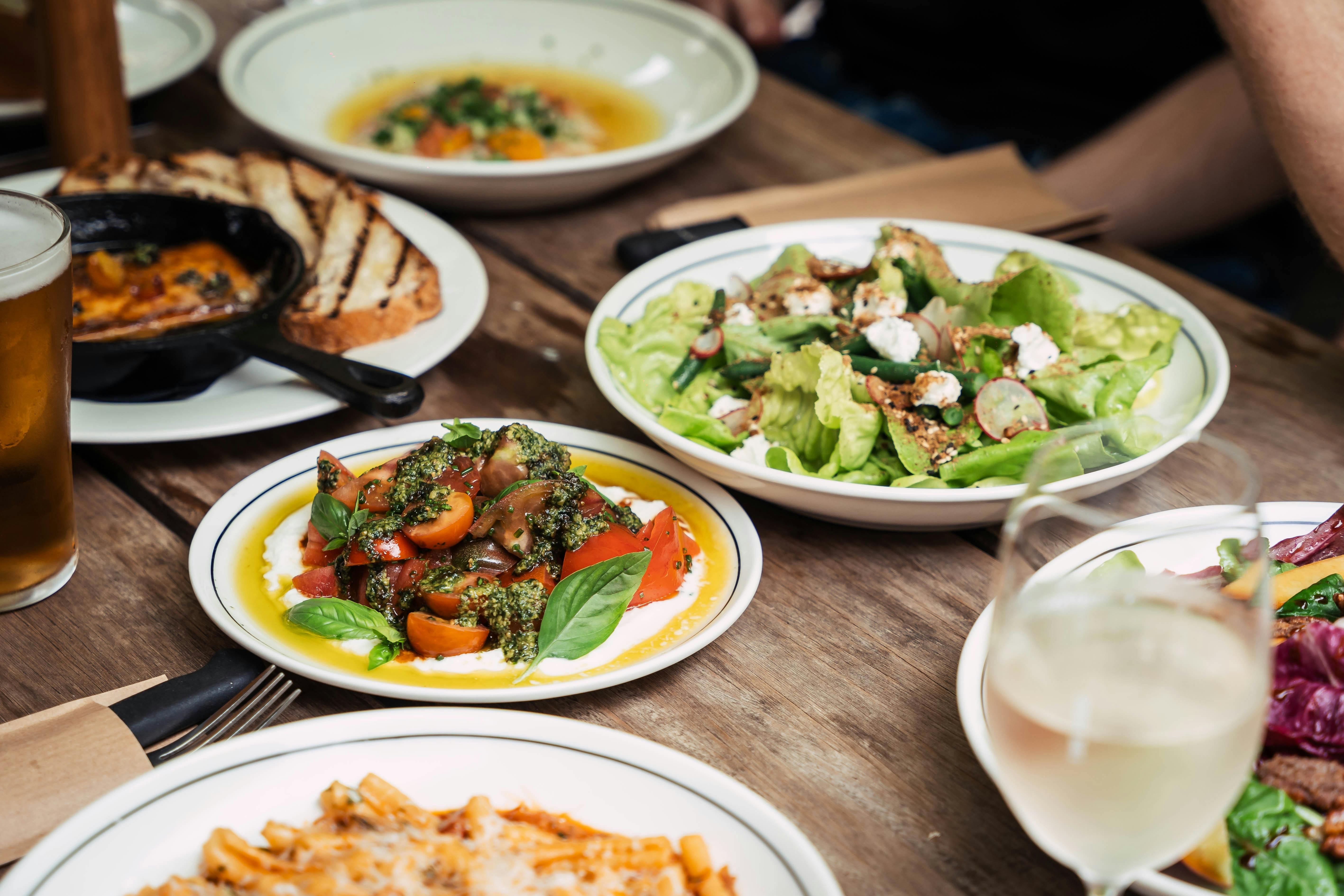 テーブルの上の食べ物の皿