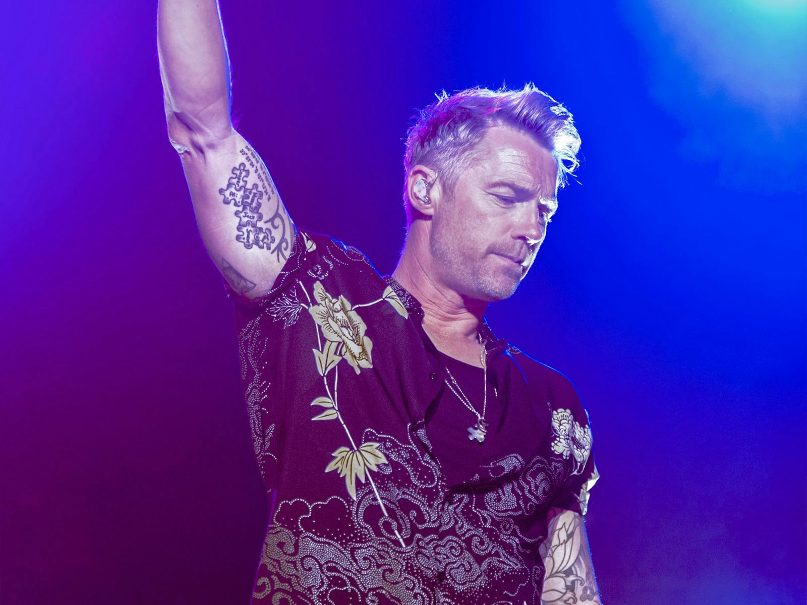 José Carreras, Robbie Williams, Ronan Keating, The Corrs, Natalie Imbruglia + more!