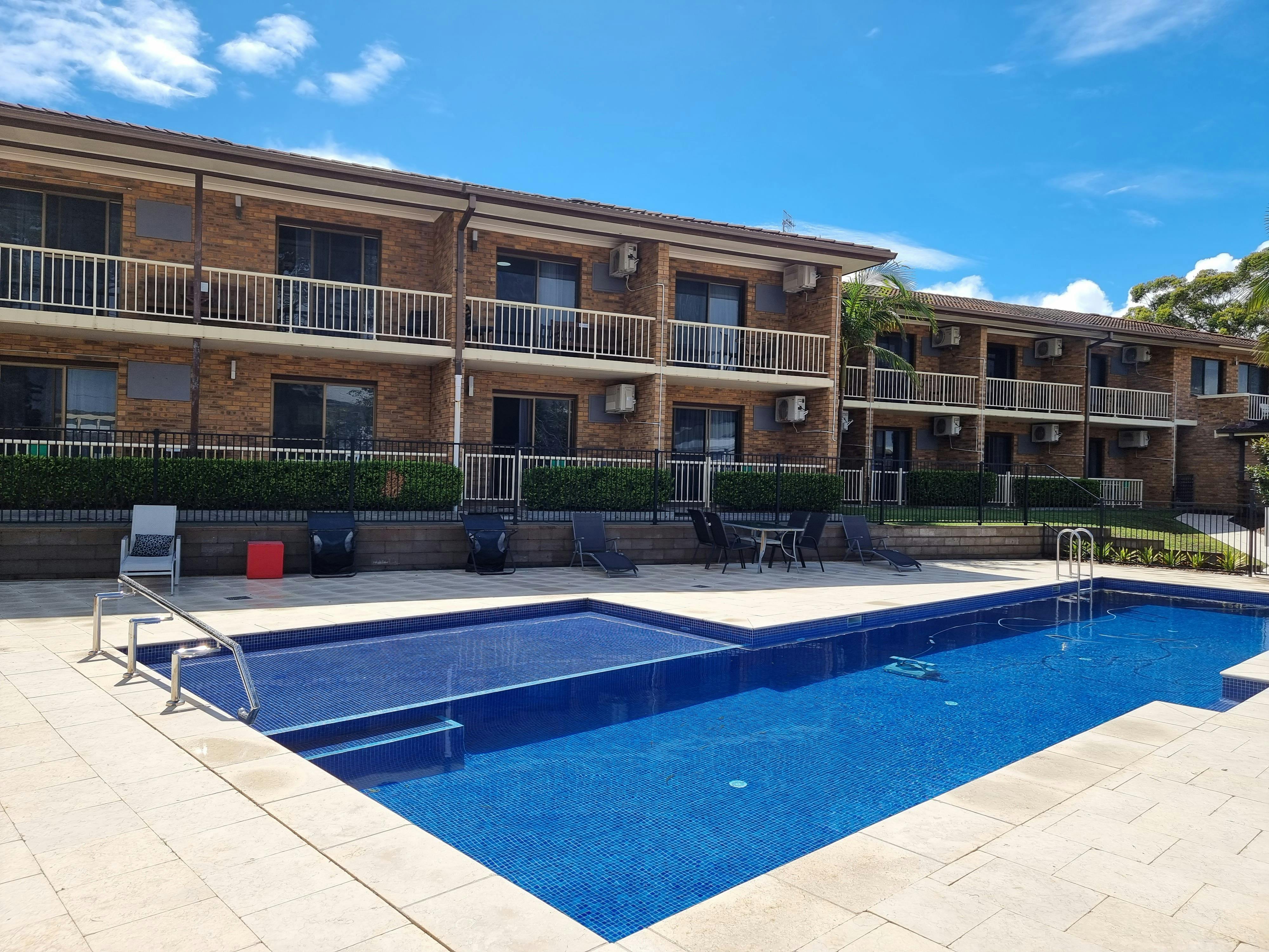 15 rooms overlook the pool and BBQ area