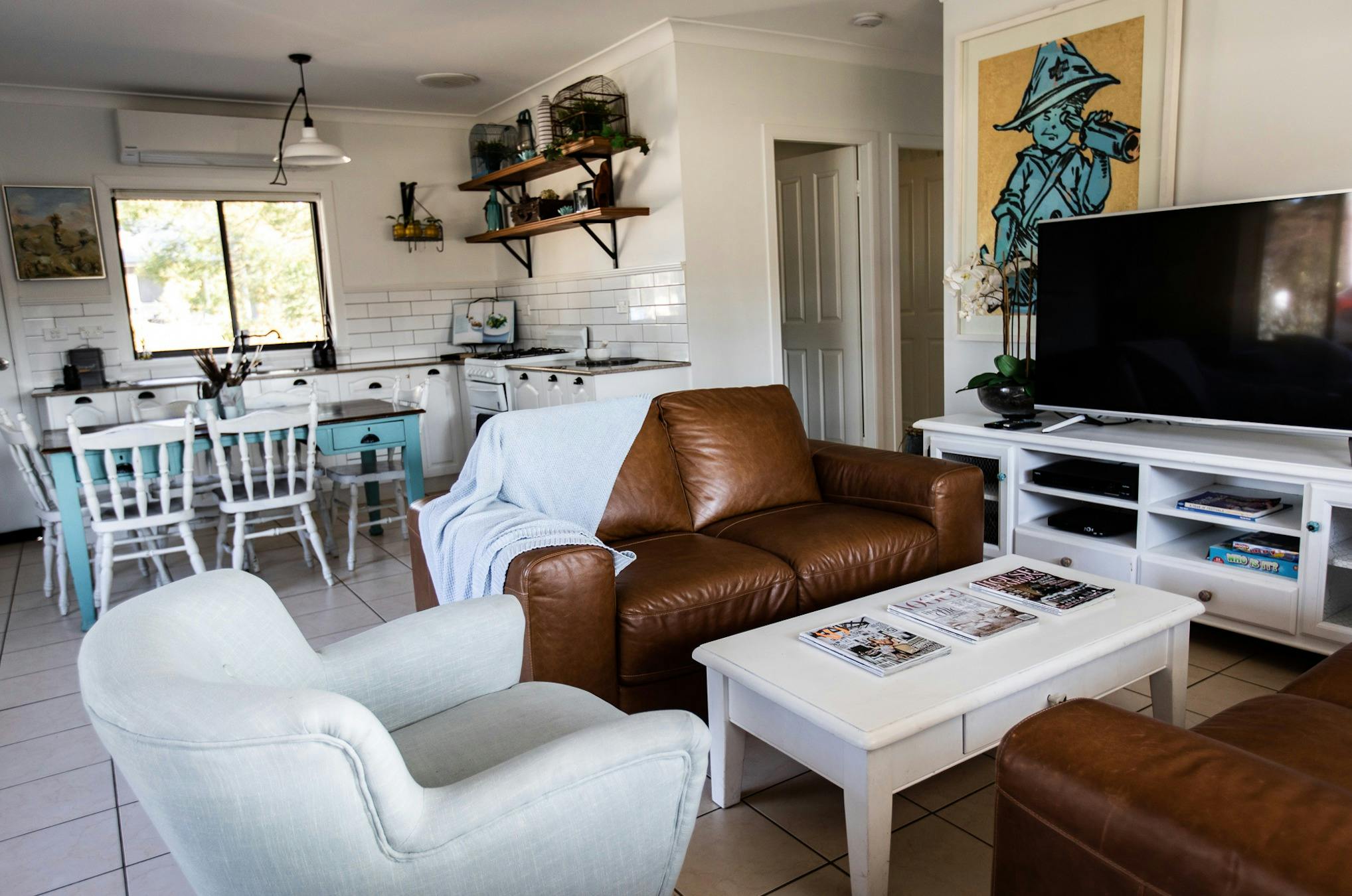 革張りのソファ、美しいスタイルのfoxtelテレビを備えたラウンジルーム